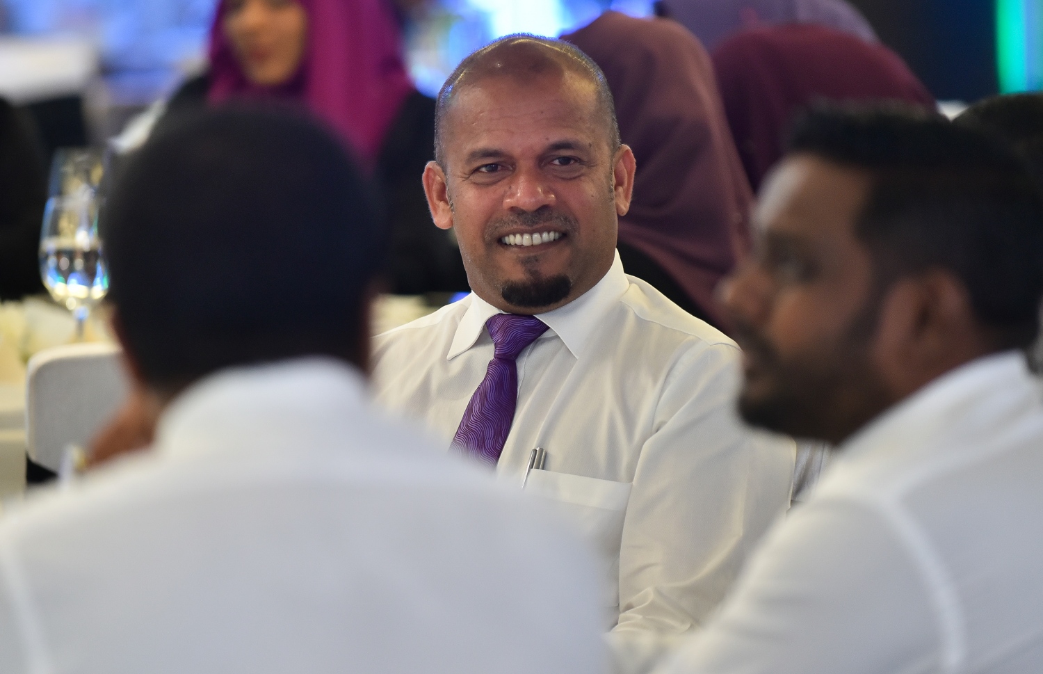 މާލެ: ޖެނުއަރީ 22، 2019- އިލެެކްޝަންސް ކޮމިޝަނުގެ އާ ލޯގޯ އާއި ކުލަ އިފްތިތާހު ކުރުމަށް ހޮޓެލް ޖެންގައި ބޭއްވި ރަސްމިއްޔާތުގައި އެ ކޮމިޝަންގެ ރައީސް އަހުމަދު ޝަރީފް ބައިވެރިވެ ވަޑައިގަންނަވަނީ.---ފޮޓޯ: އަހުމަދު ނިޝާތު/މިހާރު