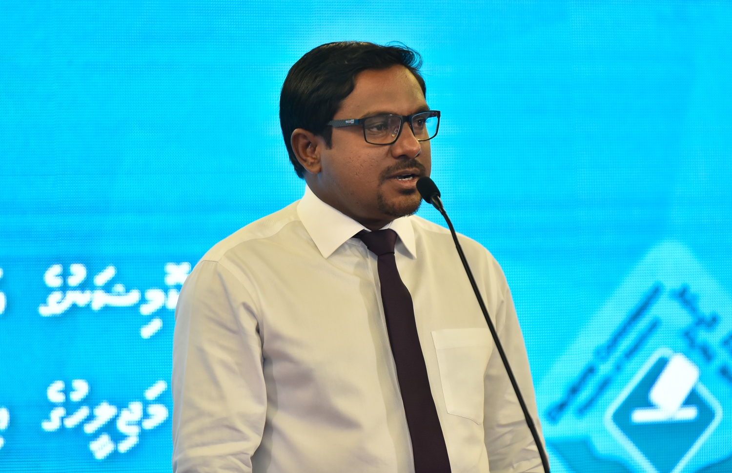 މާލެ: ޖެނުއަރީ 22، 2019- އިލެެކްޝަންސް ކޮމިޝަނުގެ އާ ލޯގޯ އާއި ކުލަ އިފްތިތާހު ކުރުމަށް ހޮޓެލް ޖެންގައި މިރޭ ބޭއްވި ރަސްމިއްޔާތެރެއިން.---ފޮޓޯ: އަހުމަދު ނިޝާތު/މިހާރު