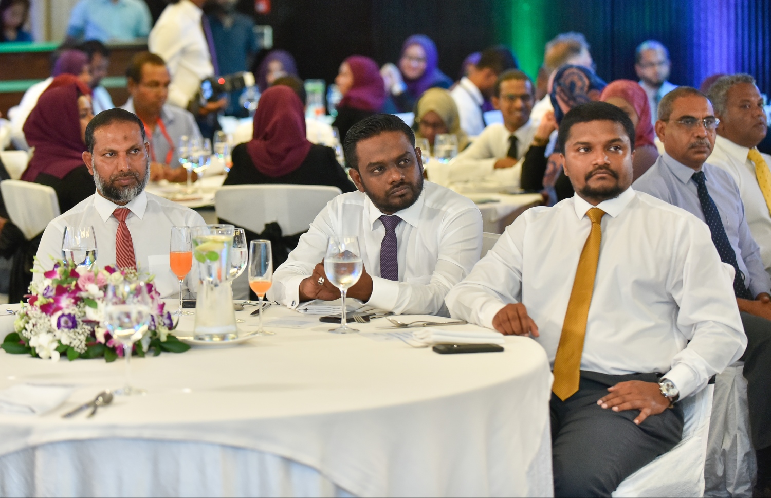 މާލެ: ޖެނުއަރީ 22، 2019- އިލެެކްޝަންސް ކޮމިޝަނުގެ އާ ލޯގޯ އާއި ކުލަ އިފްތިތާހު ކުރުމަށް ހޮޓެލް ޖެންގައި ބޭއްވި ރަސްމިއްޔާތުގައި ހޯމް މިނިސްޓަރު އިމްރާން އަބްދުﷲ ބައިވެރިވެ ވަޑައިގަންނަވަނީ.---ފޮޓޯ: އަހުމަދު ނިޝާތު/މިހާރު