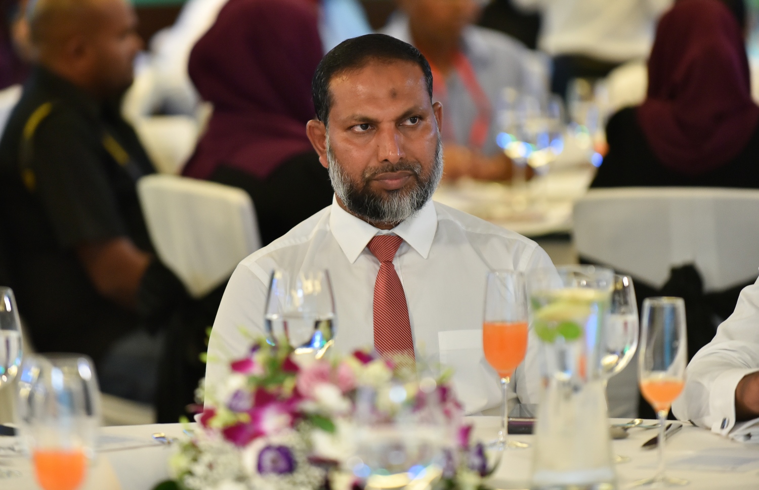 މާލެ: ޖެނުއަރީ 22، 2019- އިލެެކްޝަންސް ކޮމިޝަނުގެ އާ ލޯގޯ އާއި ކުލަ އިފްތިތާހު ކުރުމަށް ހޮޓެލް ޖެންގައި ބޭއްވި ރަސްމިއްޔާތުގައި ހޯމް މިނިސްޓަރު އިމްރާން އަބްދުﷲ ބައިވެރިވެ ވަޑައިގަންނަވަނީ.---ފޮޓޯ: އަހުމަދު ނިޝާތު/މިހާރު