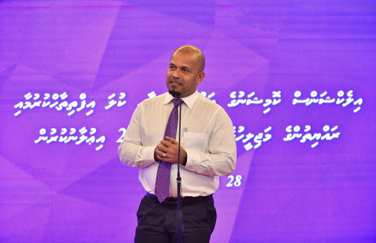 މާލެ: ޖެނުއަރީ 22، 2019- އިލެެކްޝަންސް ކޮމިޝަނުގެ އާ ލޯގޯ އާއި ކުލަ އިފްތިތާހު ކުރުމަށް ހޮޓެލް ޖެންގައި ބޭއްވި ރަސްމިއްޔާތުގައި އެ ކޮމިޝަންގެ ރައީސް އަހުމަދު ޝަރީފް ވާހަކަ ދައްކަވަނީ.---ފޮޓޯ: އަހުމަދު ނިޝާތު/މިހާރު