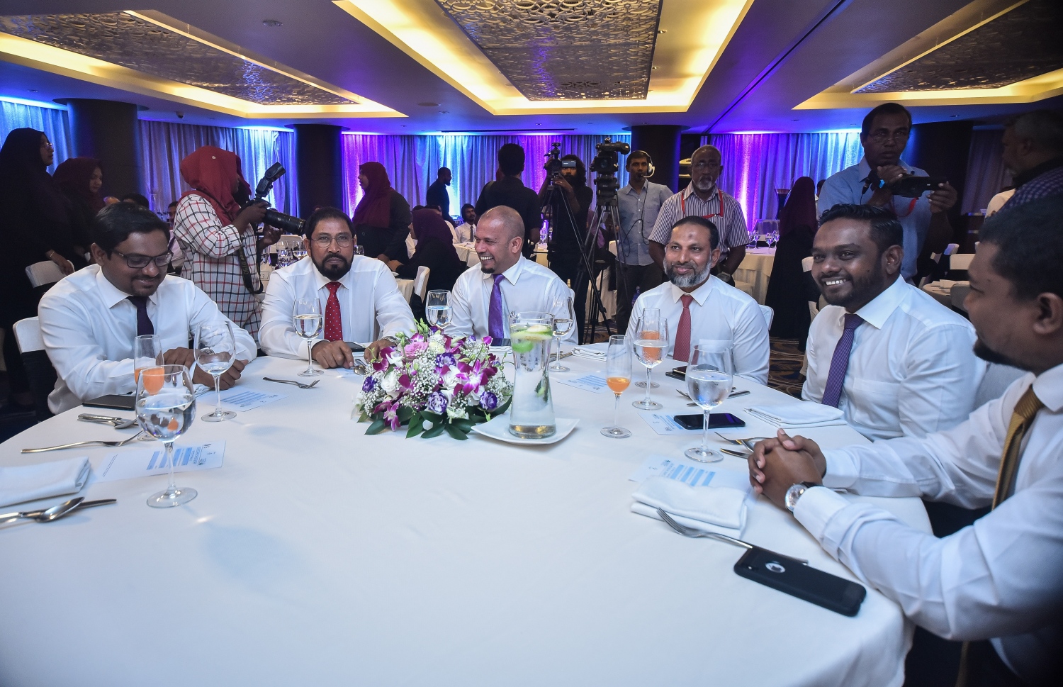 މާލެ: ޖެނުއަރީ 22، 2019- އިލެެކްޝަންސް ކޮމިޝަނުގެ އާ ލޯގޯ އާއި ކުލަ އިފްތިތާހު ކުރުމަށް ހޮޓެލް ޖެންގައި ބޭއްވި ރަސްމިއްޔާތުގައި އެ ކޮމިޝަންގެ ރައީސް އަހުމަދު ޝަރީފް، ރަސްމިއްޔާތުގައި ބައިވެރިވެ ވަޑައިގެންނެވި ސަރުކާރުގެ ބައެއް އިސްވެރިންނާއެކު.---ފޮޓޯ: އަހުމަދު ނިޝާތު/މިހާރު