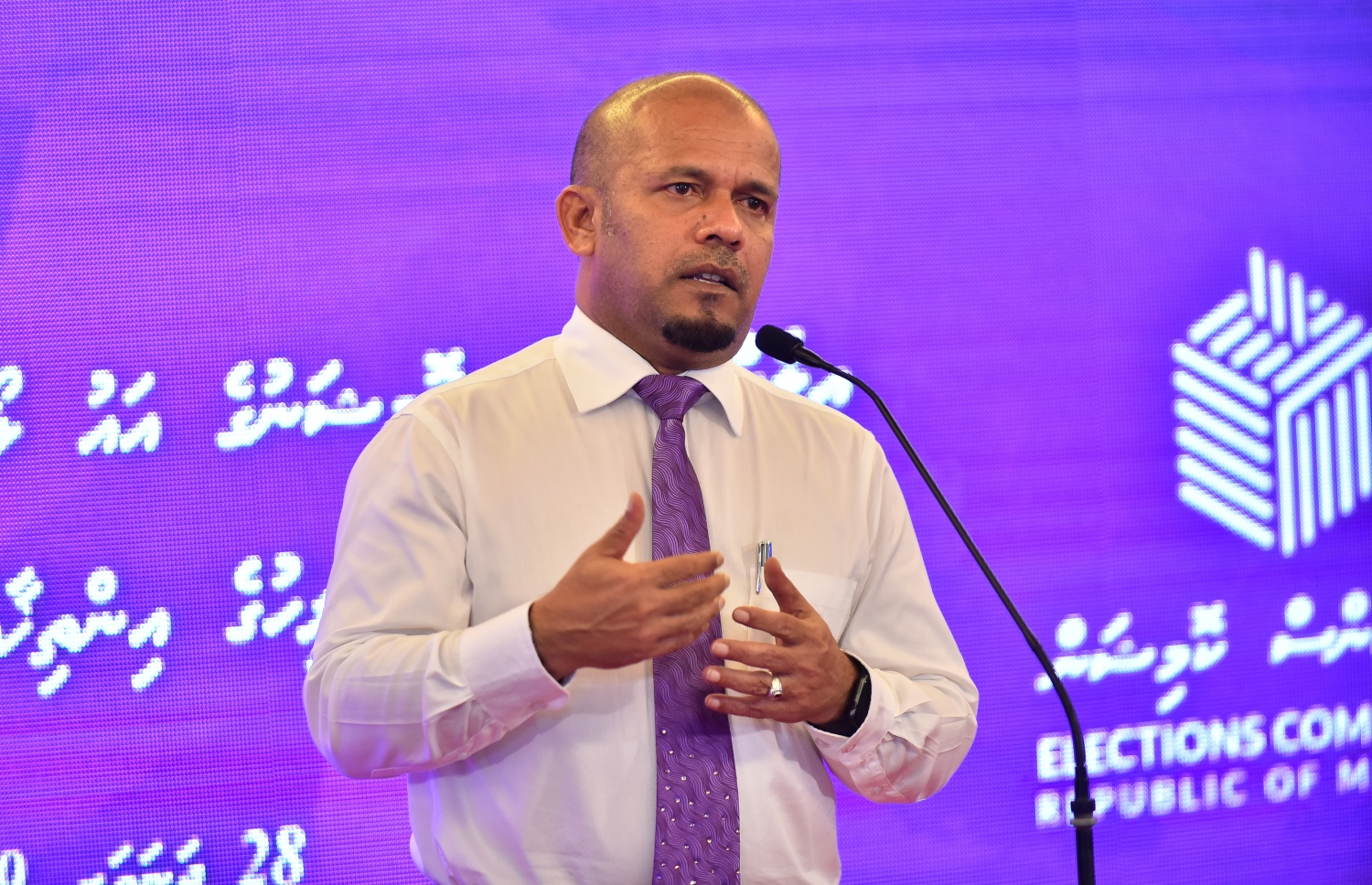 މާލެ: ޖެނުއަރީ 22، 2019- އިލެެކްޝަންސް ކޮމިޝަނުގެ އާ ލޯގޯ އާއި ކުލަ އިފްތިތާހު ކުރުމަށް ހޮޓެލް ޖެންގައި ބޭއްވި ރަސްމިއްޔާތުގައި އެ ކޮމިޝަންގެ ރައީސް އަހުމަދު ޝަރީފް ވާހަކަ ދައްކަވަނީ.---ފޮޓޯ: އަހުމަދު ނިޝާތު/މިހާރު