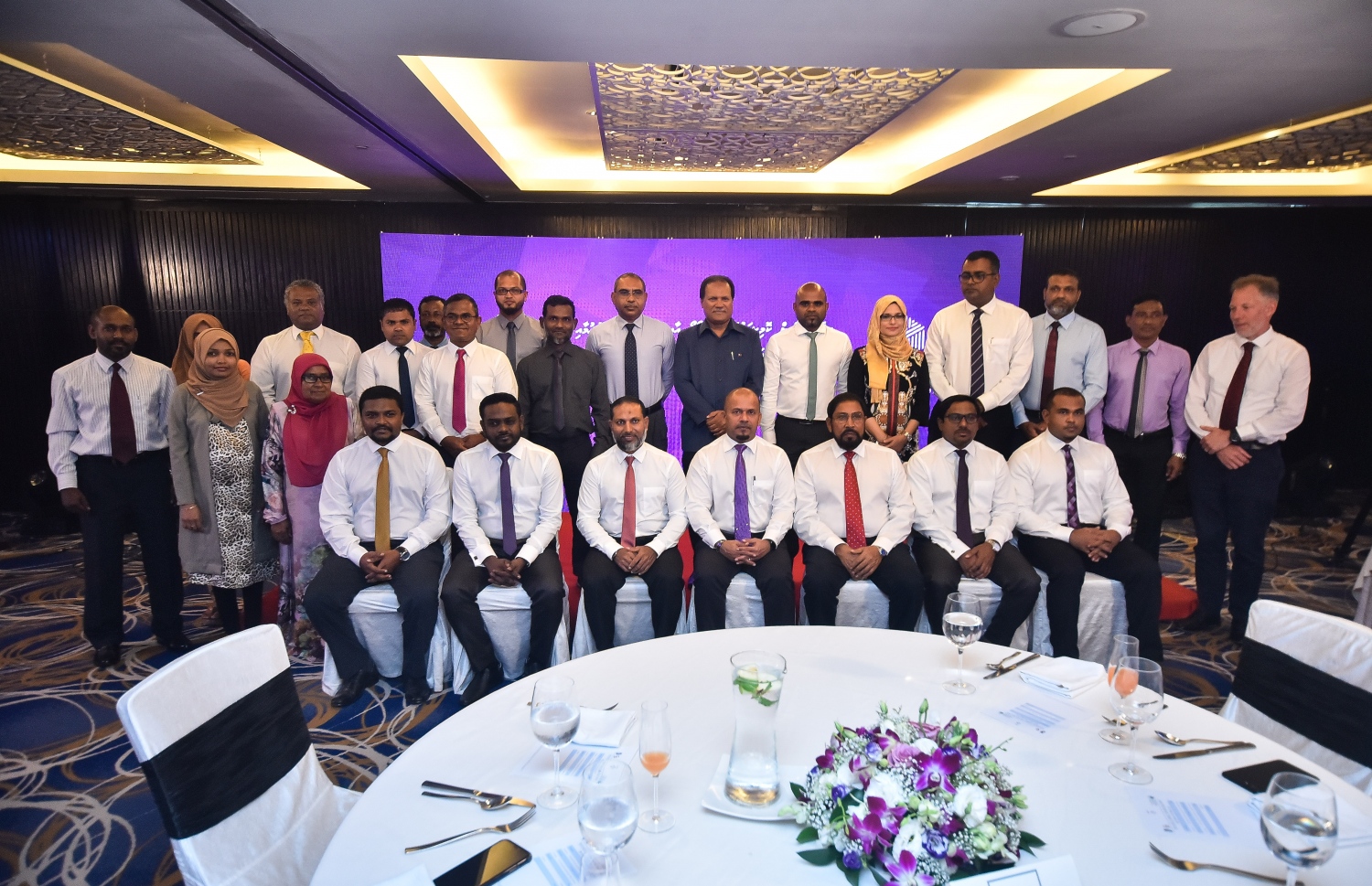 މާލެ: ޖެނުއަރީ 22، 2019- އިލެެކްޝަންސް ކޮމިޝަނުގެ އާ ލޯގޯ އާއި ކުލަ އިފްތިތާހު ކުރުމަށް ހޮޓެލް ޖެންގައި ބޭއްވި ރަސްމިއްޔާތުގައި ބައިވެރިވެ ވަޑައިގެންނެވި ސަރުކާރުގެ ބައެއް އިސްވެރިން ފޮޓޯއަކަށް ހުއްޓިވަޑައިގެން.---ފޮޓޯ: އަހުމަދު ނިޝާތު/މިހާރު