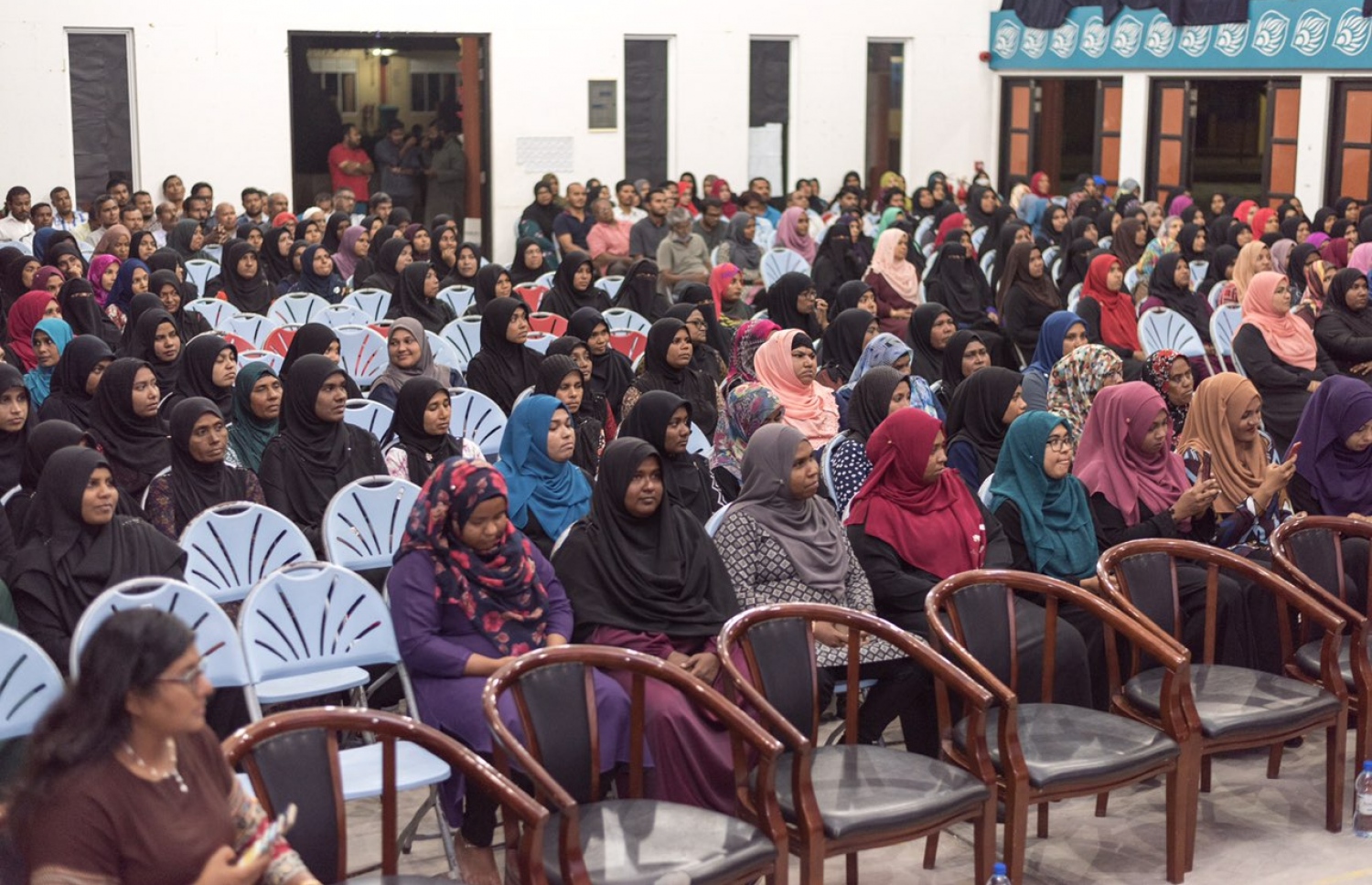 ދ. އަތޮޅު ކައުންސިލާއި ގުޅިގެން އުގެއިލް ފައުންޑޭޝަނުން ބޭއްވި ޓޯކުޝޯގައި ބައިވެރިވި ބައެއް މީހުން.-- ފޮޓޯ: ދ. އަތޮޅު ކައުންސިލް