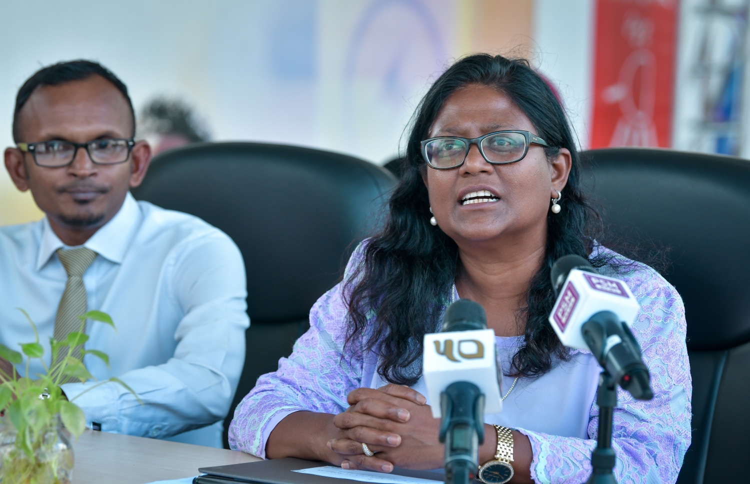 މާލެ ސިޓީ ކައުންސިލަށް ގަސްތައް ހަވާލުކުރަން ބޭއްވި ރަސްމިއްޔާތުގައި މާލެ ސިޓީގެ މޭޔަރު ޝިފާ މުހައްމަދު ވާހަކަ ދައްކަވަނީ. -- ފޮޓޯ ނިޝާން އަލީ/މިހާރު