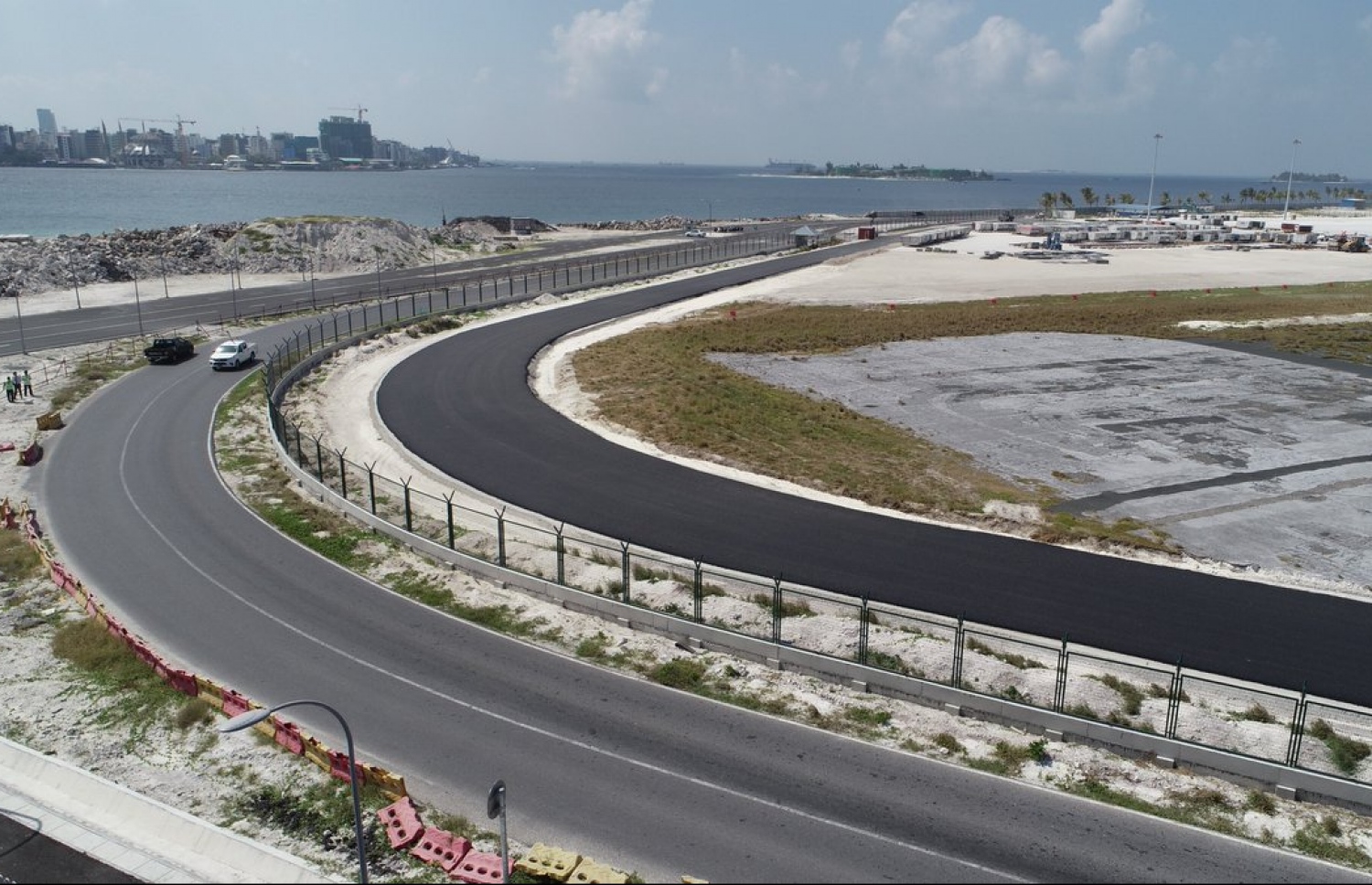 ވެލާނާ އިންޓަނޭޝަނަލް އެއާޕޯޓްގެ އެއާސައިޓް ޕެޓްރޯލް މަގުގައި ފެންސް ޖެހުގެ މަސައްކަތުގެ 70 ޕަސެންޓް ވަނީ ނިންމާފައި. --ޕޮޓޯ:އެމްއޭސީއެލް