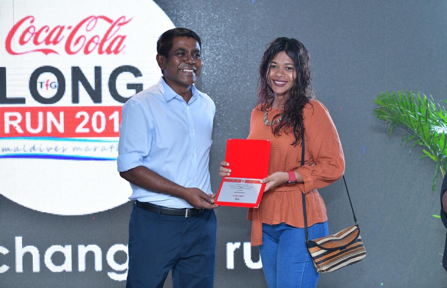 ޓީއެފްޖީން މިއަދު ބޭއްވި ހަރަކާތުގައި އެމްއެމްޕީއާރްސީގެ މެނޭޖިން ޑިރެކްޓަރު ތައްޔިބު (ވ) ހަނދާނީ ލިޔުމެއް ހަވާލުކޮށްދެއްވަނީ. --މިހާރު ފޮޓޯ:ނިޝާން އަލީ