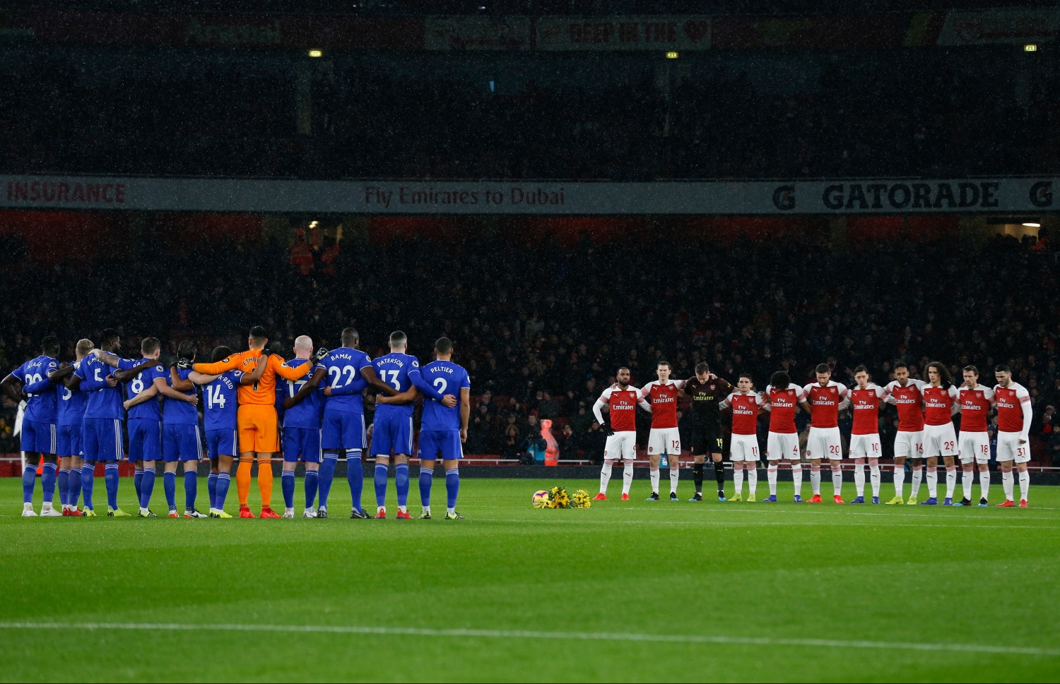 ރޭ އާސެނަލާއި ކާޑިފް ކުޅުނު މެޗުގެ ކުރިން ސަލާގެ އާއިލާ އަށް އިހުތިރާމް އަދާކުރުމުގެ ގޮތުން ސުކޫތެއް ގެންނަނީ. -- ފޮޓޯ: އޭއެފްޕީ