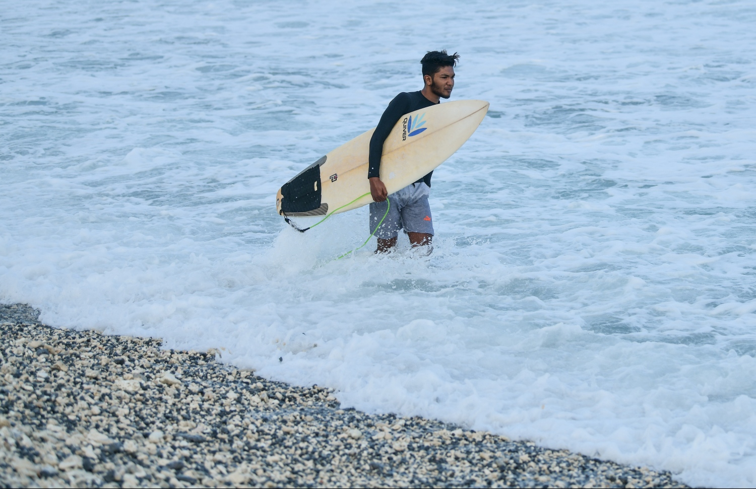 ރާޅާއެޅުމަށް މީހަކު ރާޅުގަނޑަށް އެރެނީ، އެ ސަރަހައްދަށް ވަނީ ގިނަ އަދަދަކަށް ހިލަ އަރާ ކަޅުވެފައި-- ފޮޓޯ: ހުސައިން ވަހީދު/މިހާރު