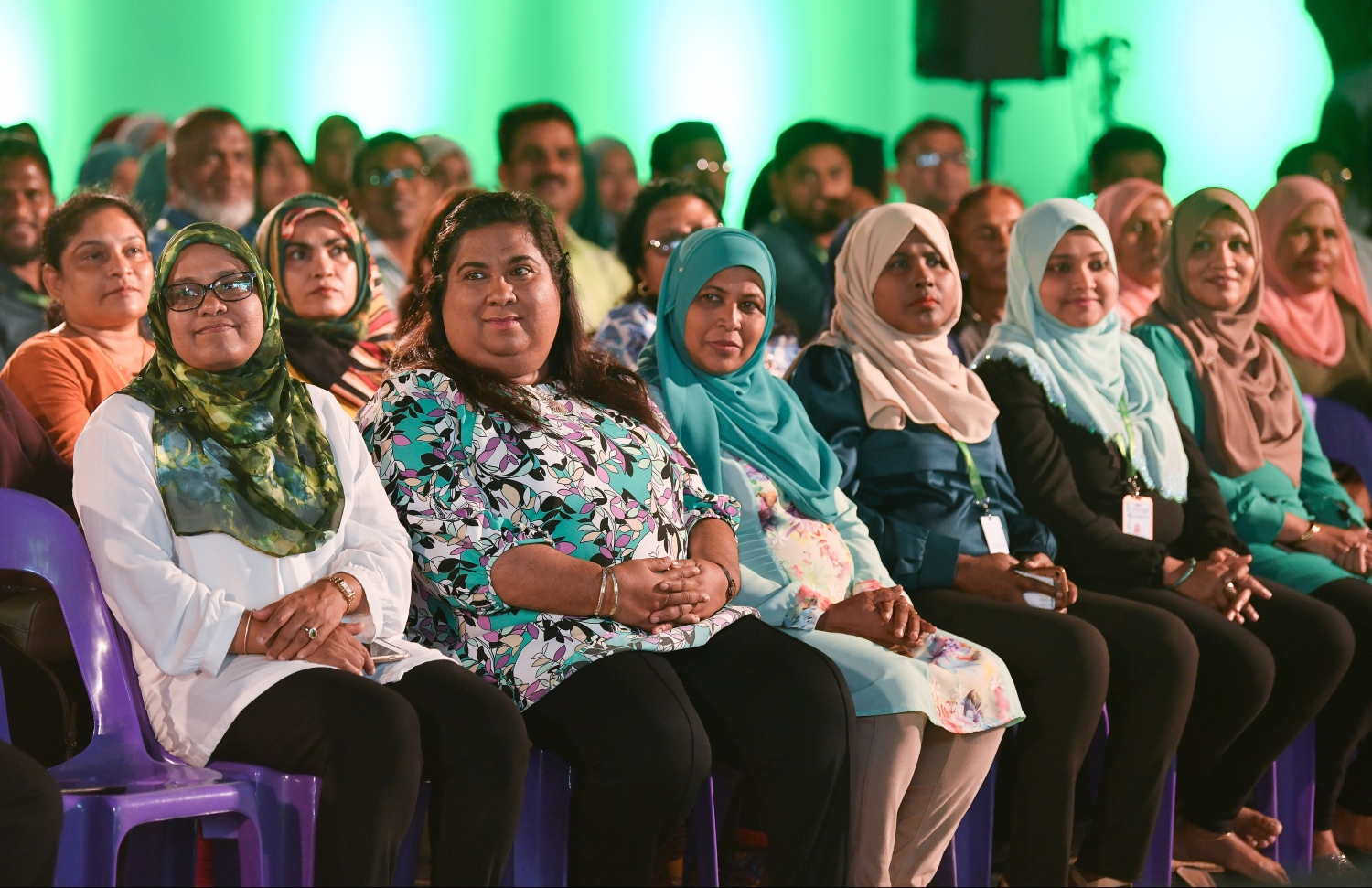އަމީނިއްޔާ ސްކޫލަށް 75 އަހަރުފުރުމާ ގުޅޭގޮތުން ބޭއްވި ފުރަތަމަ ހަރަކާތުަގައި ބައިވެރިވެވަޑައިގެންނެވި ބައެއް ބޭފުޅުން. --ފޮޓޯ: ހުސެއިން ވަހީދު/ މިހާރު