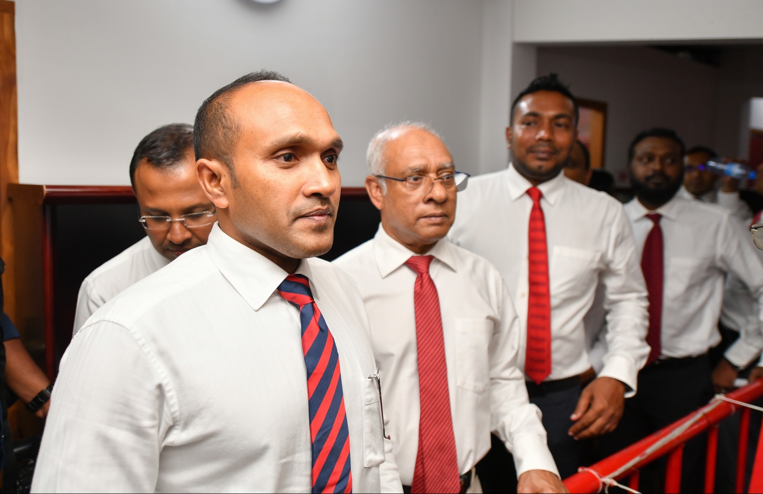 ކައުންސިލް ބައްދަލުވުމަށް ފަހުގައި ބިލެއްދޫ ދާއިރާގެ މެމްބަރު މުބީނާއި ކުރީގެ ނައިބް ރައީސް މުހައްމަދު ޖަމީލް، އަދި ޕާޓީގެ ކައުންސިލް މެމްބަރުން ނުކުންނަވަނީ-- ފޮޓޯ: ހުސައިން ވަހީދު/މިހާރު