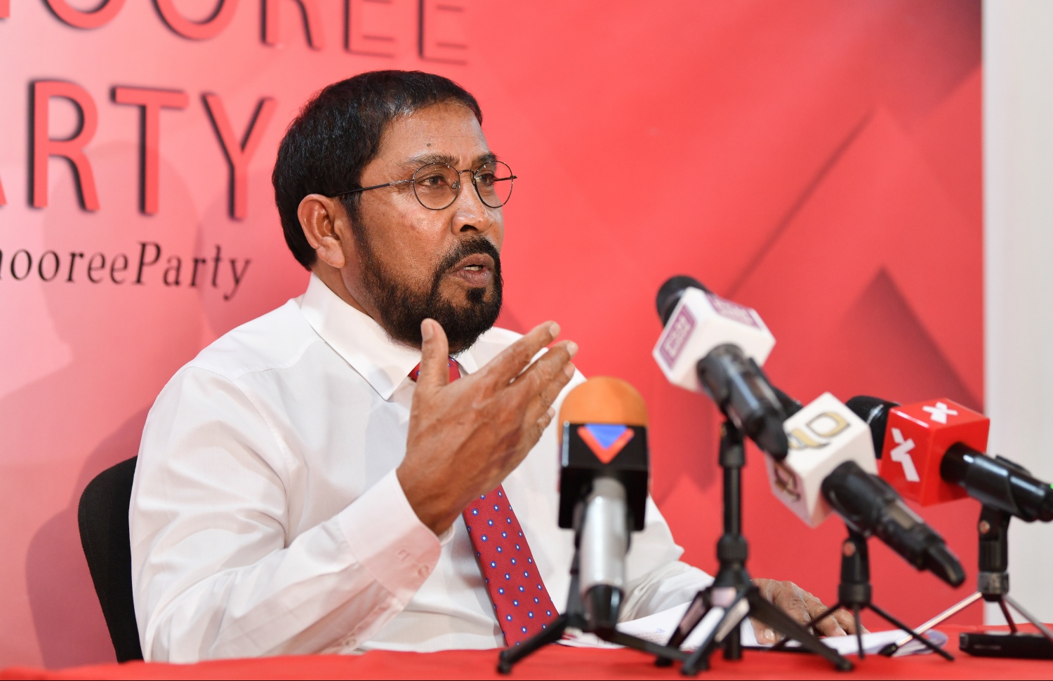 ކައުންސިލް ބައްދަލުވުމަށް ފަހުގައި ގާސިމް ނޫސްވެރިންނަށް މައުލޫމާތު ދެއްވަނީ-- ފޮޓޯ: ހުސައިން ވަހީދު/މިހާރު