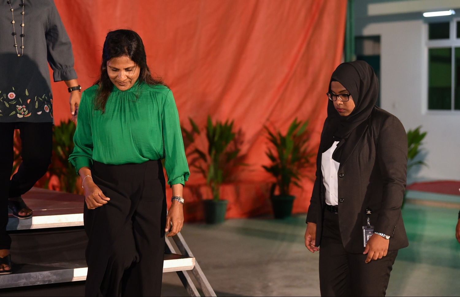 މާލެ: ޖެނުއަރީ 30، 2019- ރާއްޖޭގައި ތިން ވަނަ އަށް އެންމެ ދުވަސްވީ ސްކޫލު ކަމަށްވާ އަމީނިއްޔާ ސްކޫލަށް 75 އަހަރު ފުރުން ފާހަގަކުރުމުގެ ގޮތުން ބޭއްވި ހާއްސަ ހަފްލާގައި، ފަސްޓް ލޭޑީ ފަޒްނާ ބައިވެރިވެވަޑައިގަންނަވާއިރު އަރިހުގައި ރާއްޖޭގެ ފުރަތަމަ އަންހެން ބޮޑީގާޑް.---ފޮޓޯ: ހުސައިން ވަހީދު/މިހާރު