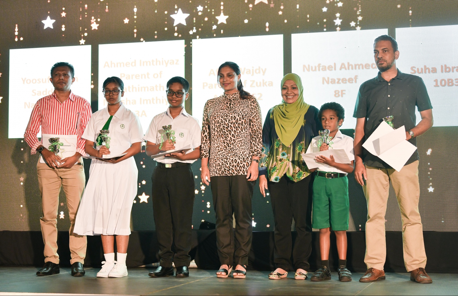 މާލެ: ޖެނުއަރީ 30، 2019- ރާއްޖޭގައި ތިން ވަނަ އަށް އެންމެ ދުވަސްވީ ސްކޫލު ކަމަށްވާ އަމީނިއްޔާ ސްކޫލަށް 75 އަހަރު ފުރުން ފާހަގަކުރުމުގެ ގޮތުން ބޭއްވި ހާއްސަ ހަފްލާގައި، އެސުކޫލުގެ އަލިމަސް ޔޫބީލްގެ ލޯގޯ މުބާރާތުން ވަނަވަނައަށް ދިޔަ ފަރާތްތަކާއެކު އެޑިއުކޭޝަން މިނިސްޓަރު އައިޝަތު އަލީ ފޮޓޯއަކަށް ހުއްޓީވަޑައިގެން.---ފޮޓޯ: ހުސައިން ވަހީދު/މިހާރު