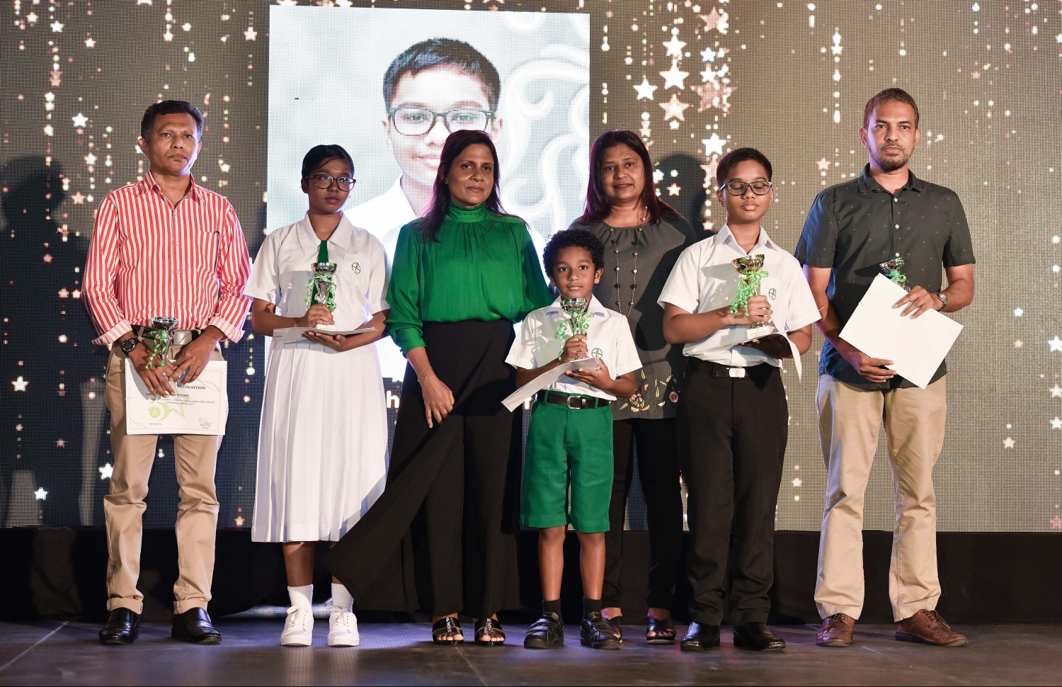 މާލެ: ޖެނުއަރީ 30، 2019- ރާއްޖޭގައި ތިން ވަނަ އަށް އެންމެ ދުވަސްވީ ސްކޫލު ކަމަށްވާ އަމީނިއްޔާ ސްކޫލަށް 75 އަހަރު ފުރުން ފާހަގަކުރުމުގެ ގޮތުން ބޭއްވި ހާއްސަ ހަފްލާގައި، އެސުކޫލުގެ އަލިމަސް ޔޫބީލްގެ ލޯގޯ މުބާރާތުން ވަނަވަނައަށް ދިޔަ ފަރާތްތަކާއެކު ފަސްޓް ލޭޑީ ފަޒްނާ ފޮޓޯއަކަށް ހުއްޓީވަޑައިގެން.---ފޮޓޯ: ހުސައިން ވަހީދު/މިހާރު