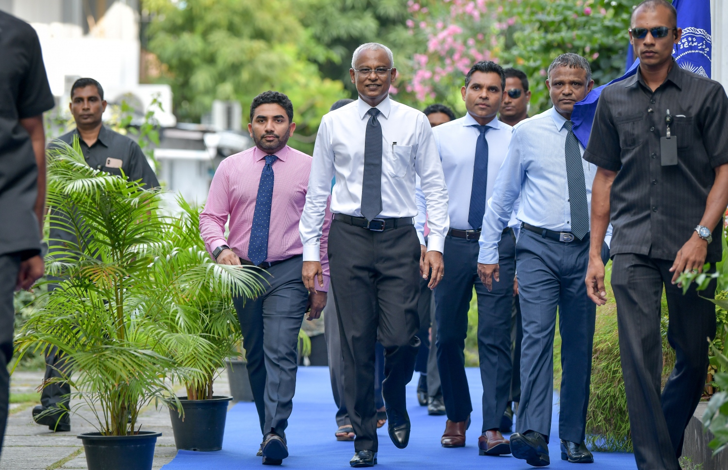 ދުންފަތުގެ ބާވަތްތައް ޕެކެޓްކޮށް ލޭބަލް ޖެހުމާ ބެހޭ ގަވައިދު އިފްތިތާހު ކުރުމަށް މިއަދު ބޭއްވި ރަސްމިއްޔާތަށް ރައީސް އިބްރާހިމް މުހައްމަދު ސޯލިހް ވަޑައިގަންނަވާއިރު އެމަނިކުފާނުގެ ފަހަތްޕުޅުގައި ނައިބު ރައީސް ފައިސަލާއި ހެލްތު މިނިސްޓަރު އަމީން އަދި ހަޔާ އެޑިއުކޭޝަން މިނިސްޓަރު ޑރ. އިބްރާހިމް ހަސަން.---ފޮޓޯ: ނިޝާން އަލީ/މިހާރު