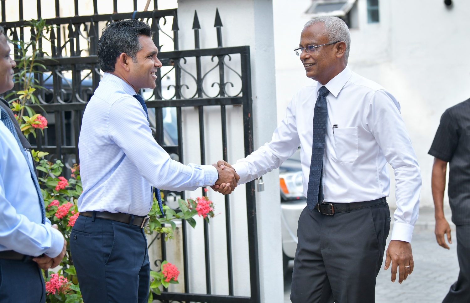 ރައީސް އިބްރާހިމް މުހައްމަދު ސޯލިހް، ނައިބު ރައީސް ފައިސަލް ނަސީމްއާ ސަލާމްކުރައްވަނީ: ހިޔާލުތަފާތުވާ ކަންކަމުގައި ވާހަކަ ދެކެވި ހައްލުތަކެއް ހޯދޭ ކަމަށް ނައިބު ރައީސް ވިދާޅުވި. -- ފޮޓޯ | ރައީސް އޮފީސް