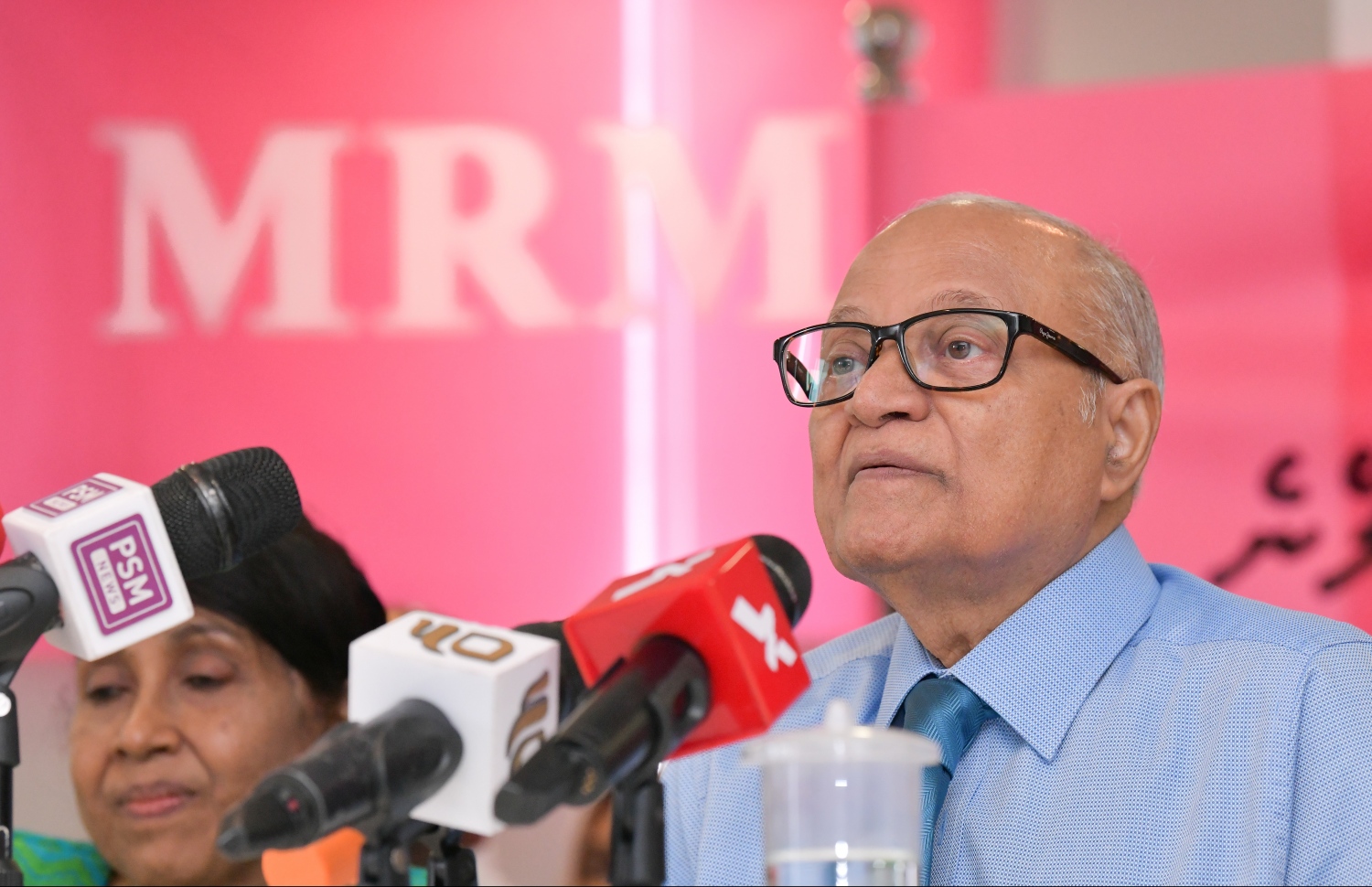 މާލެ: ޖެނުއަރީ 31، 2019- ކުރީގެ ރައީސް މައުމޫން އަބްދުލްގައްޔޫމް 'މޯލްޑިވްސް ރިފޯމް މޫވްމަންޓް' ގެ ނަމުގައި އާ ސިޔާސީ ޕާޓީއެއް އުފައްދަވާކަން އިއުލާން ކުރެއްވުމަށް ބޭއްވި ހަފުލާގައި ނޫސްވެރިއެއްގެ ސުވާލު މައުމޫން އަޑުއައްސަވަނީ.---ފޮޓޯ: ހުސައިން ވަހީދު/މިހާރު