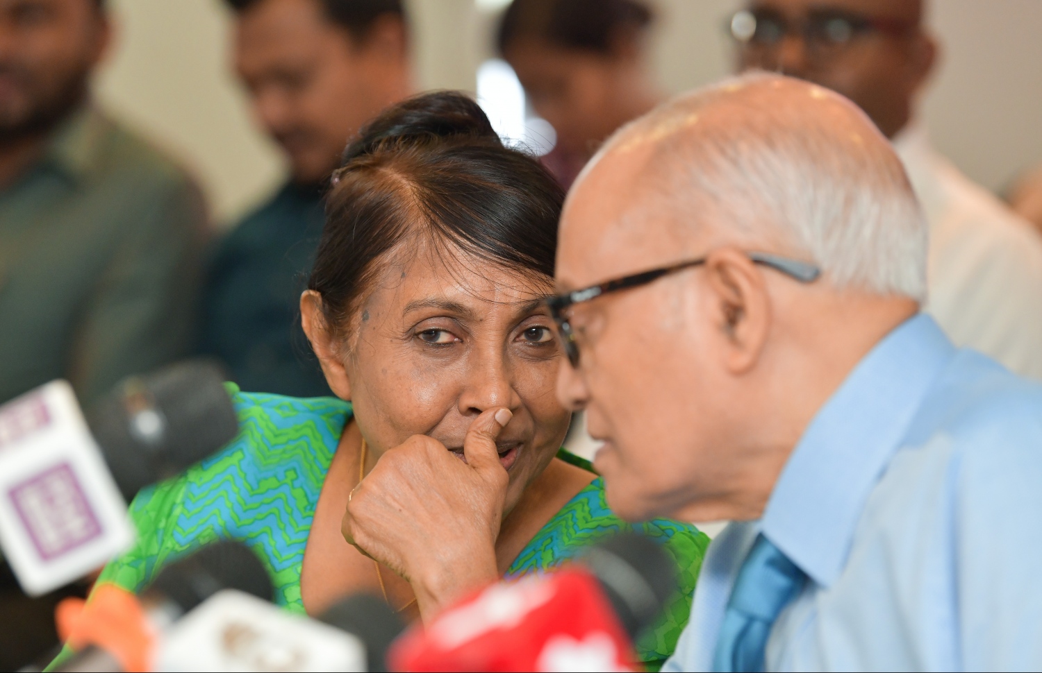 މާލެ: ޖެނުއަރީ 31، 2019- ކުރީގެ ރައީސް މައުމޫން އަބްދުލްގައްޔޫމް 'މޯލްޑިވްސް ރިފޯމް މޫވްމަންޓް' ގެ ނަމުގައި އާ ސިޔާސީ ޕާޓީއެއް އުފައްދަވާކަން އިއުލާން ކުރެއްވުމަށް ބޭއްވި ނިއުސް ބްރީފިންގެ ތެރެއިން، އަނބިކަނބަލުން ނަސްރީނާއާ މައުމޫން މަޝްވަރާ ކުރައްވަނީ.---ފޮޓޯ: ހުސައިން ވަހީދު/މިހާރު