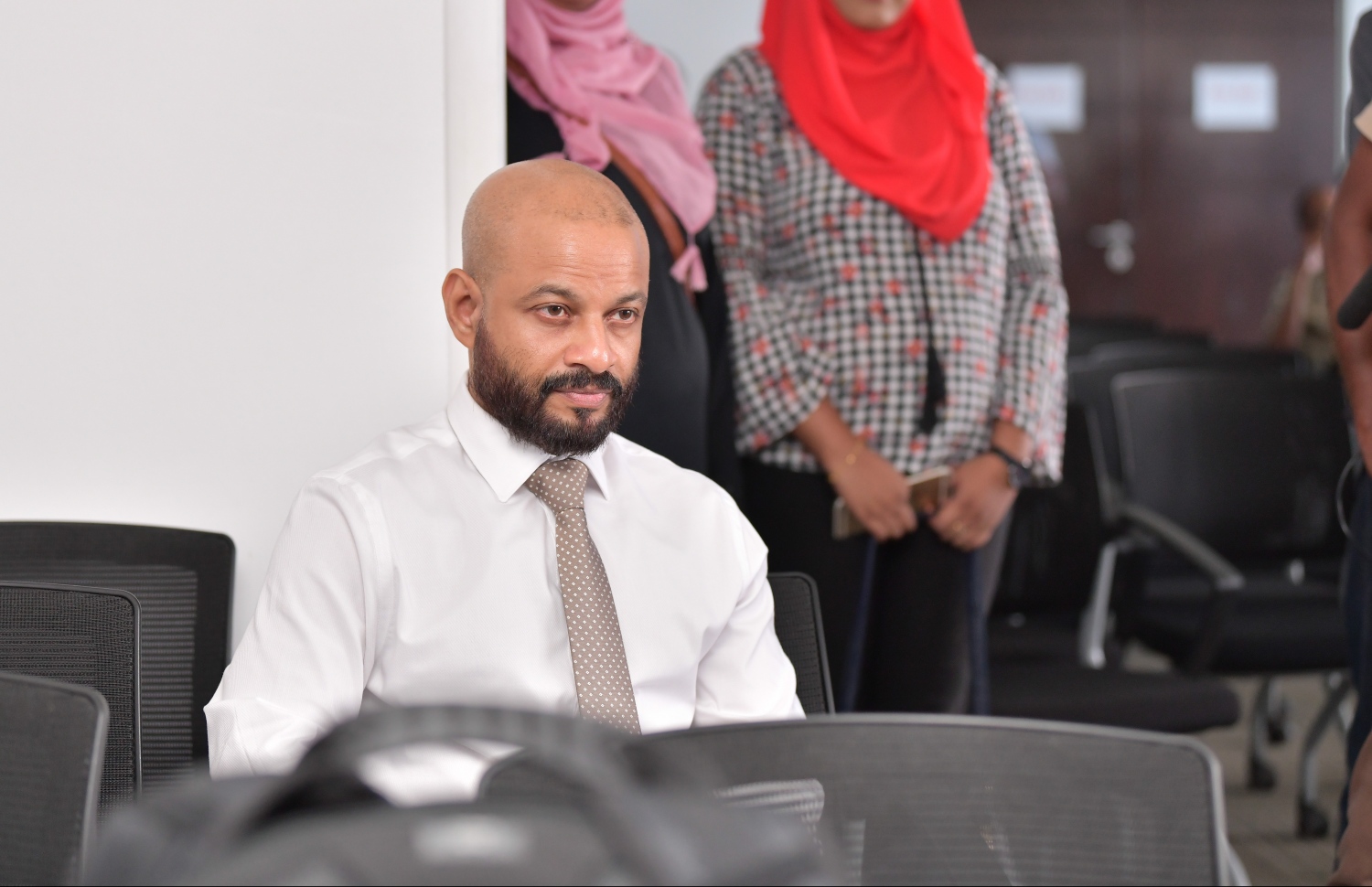 މާލެ: ޖެނުއަރީ 31، 2019- ކުރީގެ ރައީސް މައުމޫން އަބްދުލްގައްޔޫމް 'މޯލްޑިވްސް ރިފޯމް މޫވްމަންޓް' ގެ ނަމުގައި އާ ސިޔާސީ ޕާޓީއެއް އުފައްދަވާކަން އިއުލާން ކުރެއްވުމަށް ބޭއްވި ނިއުސް ބްރީފިން ކުރިއަށް ގެންދަވާއިރު، އެމަނިކުފާނުގެ ދަރިކަލުން އަދި ދިއްގަރު ދާއިރާގެ މެމްބަރު އަހުމަދު ފާރިސް މައުމޫން އަޑުއައްސަވަނީ.---ފޮޓޯ: ހުސައިން ވަހީދު/މިހާރު