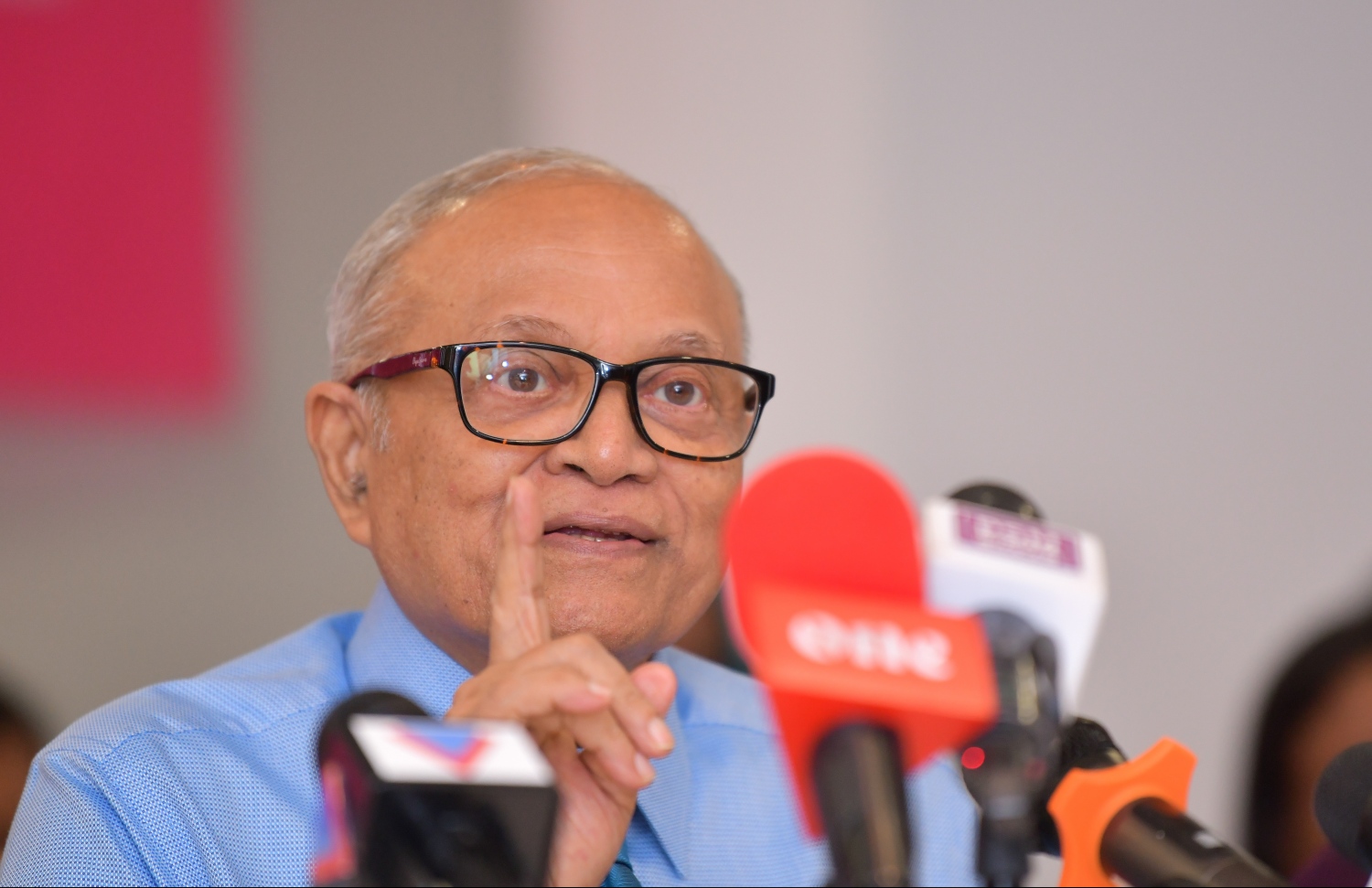 ނޫސްވެރިންގެ ސުވާލުތަކަށް މައުމޫން މިއަދު ޖަވާބު ދެއްވަނީ.---ފޮޓޯ: ހުސައިން ވަހީދު/މިހާރު