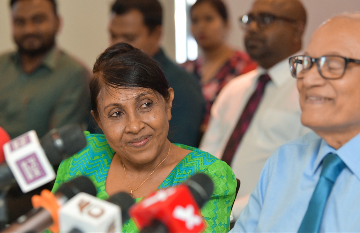 މާލެ: ޖެނުއަރީ 31، 2019- ކުރީގެ ރައީސް މައުމޫން އަބްދުލްގައްޔޫމް 'މޯލްޑިވްސް ރިފޯމް މޫވްމަންޓް' ގެ ނަމުގައި އާ ސިޔާސީ ޕާޓީއެއް އުފައްދަވާކަން އިއުލާން ކުރެއްވުމަށް ބޭއްވި ހަފުލާގައި މައުމޫންގެ އަނބިކަނބަލުން ނަސްރީނާ އިބްރާހީމް.---ފޮޓޯ: ހުސައިން ވަހީދު/މިހާރު