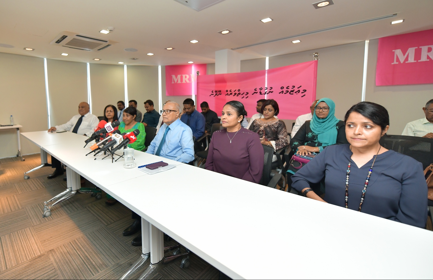މާލެ: ޖެނުއަރީ 31، 2019- ކުރީގެ ރައީސް މައުމޫން އަބްދުލްގައްޔޫމް 'މޯލްޑިވްސް ރިފޯމް މޫވްމަންޓް' ގެ ނަމުގައި އާ ސިޔާސީ ޕާޓީއެއް އުފައްދަވާކަން އިއުލާން ކުރެއްވުމަށް ބޭއްވި ނިއުސް ބްރީފިންގެ ތެރެއިން.---ފޮޓޯ: ހުސައިން ވަހީދު/މިހާރު