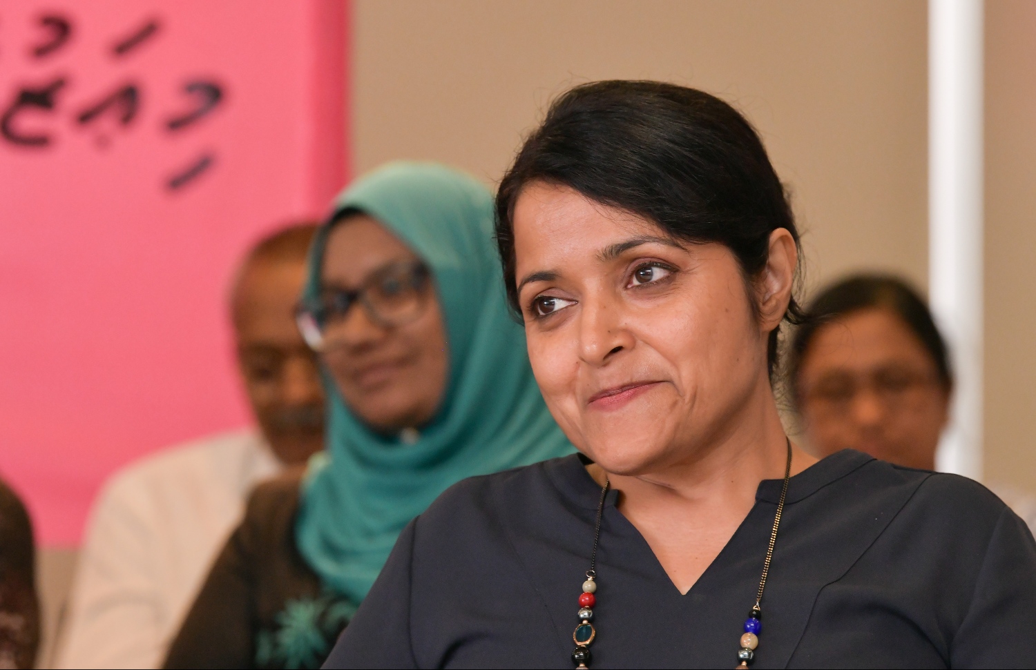 މާލެ: ޖެނުއަރީ 31، 2019- ކުރީގެ ރައީސް މައުމޫން އަބްދުލްގައްޔޫމް 'މޯލްޑިވްސް ރިފޯމް މޫވްމަންޓް' ގެ ނަމުގައި އާ ސިޔާސީ ޕާޓީއެއް އުފައްދަވާކަން އިއުލާން ކުރެއްވުމަށް ބޭއްވި ނިއުސް ބްރީފިން ގައި އާޓްސް އެންޑް ކަލްޗަރު މިނިސްޓަރު އަދި އެމަނިކުފާނުގެ ދަރިކަނބަލުން ޔުމްނާ މައުމޫން ބައިވެރިވެވަޑައިގަންނަވަނީ.---ފޮޓޯ: ހުސައިން ވަހީދު/މިހާރު