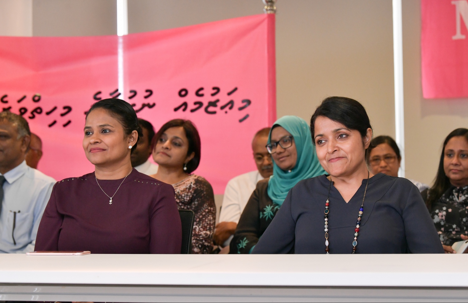 މާލެ: ޖެނުއަރީ 31، 2019- ކުރީގެ ރައީސް މައުމޫން އަބްދުލްގައްޔޫމް 'މޯލްޑިވްސް ރިފޯމް މޫވްމަންޓް' ގެ ނަމުގައި އާ ސިޔާސީ ޕާޓީއެއް އުފައްދަވާކަން އިއުލާން ކުރެއްވުމަށް ބޭއްވި ނިއުސް ބްރީފިން ގައި އާޓްސް އެންޑް ކަލްޗަރު މިނިސްޓަރު އަދި އެމަނިކުފާނުގެ ދަރިކަނބަލުން ޔުމްނާ މައުމޫން (ކ) ބައިވެރިވެވަޑައިގަންނަވަނީ.---ފޮޓޯ: ހުސައިން ވަހީދު/މިހާރު