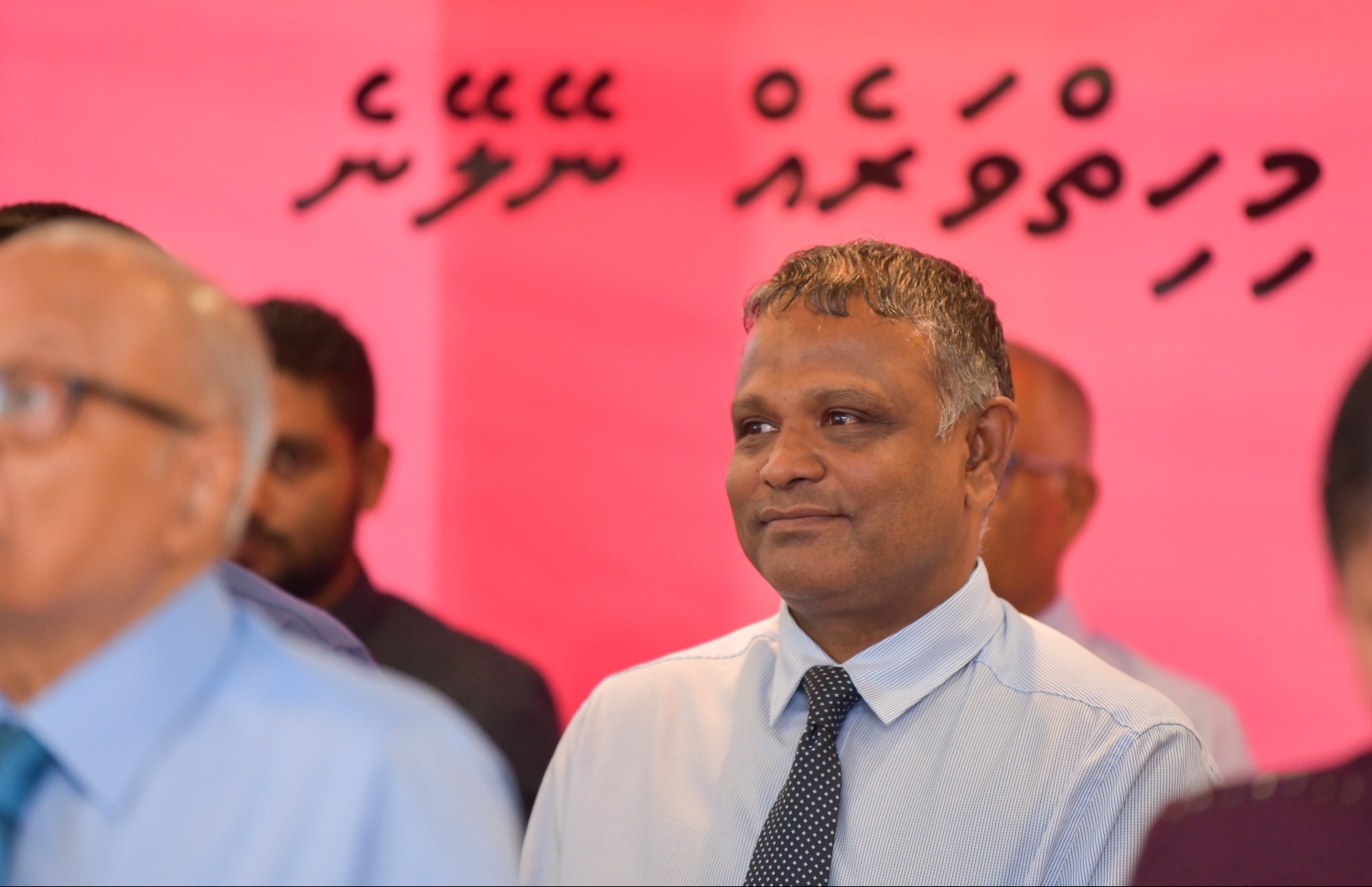 މާލެ: ޖެނުއަރީ 31، 2019- ކުރީގެ ރައީސް މައުމޫން އަބްދުލްގައްޔޫމް 'މޯލްޑިވްސް ރިފޯމް މޫވްމަންޓް' ގެ ނަމުގައި އާ ސިޔާސީ ޕާޓީއެއް އުފައްދަވާކަން އިއުލާން ކުރެއްވުމަށް ބޭއްވި ނިއުސް ބްރީފިން ގައި ހަޔާ އެޑިއުލޭޝަން މިނިސްޓަރު ޑރ. އިބްރާހިމް ހަސަން ބައިވެރިވެވަޑައިގަންނަވަނީ.---ފޮޓޯ: ހުސައިން ވަހީދު/މިހާރު