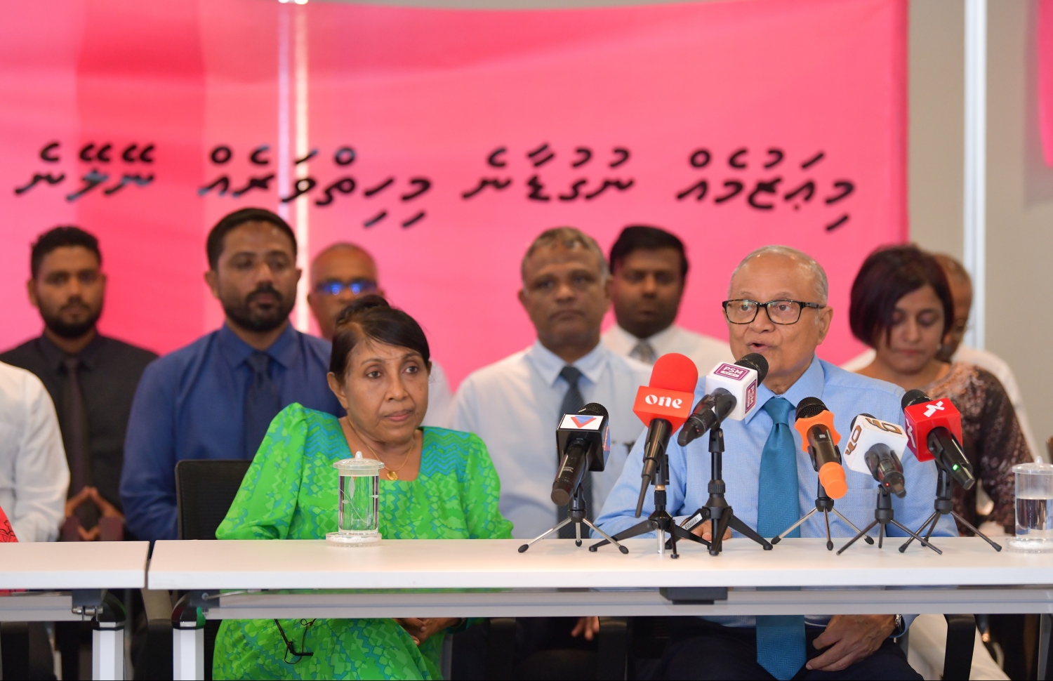 މާލެ: ޖެނުއަރީ 31، 2019- ކުރީގެ ރައީސް މައުމޫން އަބްދުލްގައްޔޫމް 'މޯލްޑިވްސް ރިފޯމް މޫވްމަންޓް' ގެ ނަމުގައި އާ ސިޔާސީ ޕާޓީއެއް އުފައްދަވާކަން އިއުލާން ކުރެއްވުމަށް ބޭއްވި ނިއުސް ބްރީފިން ގައި އެމަނިކުފާނު ވާހަކަފުޅު ދައްކަވަނީ.---ފޮޓޯ: ހުސައިން ވަހީދު/މިހާރު