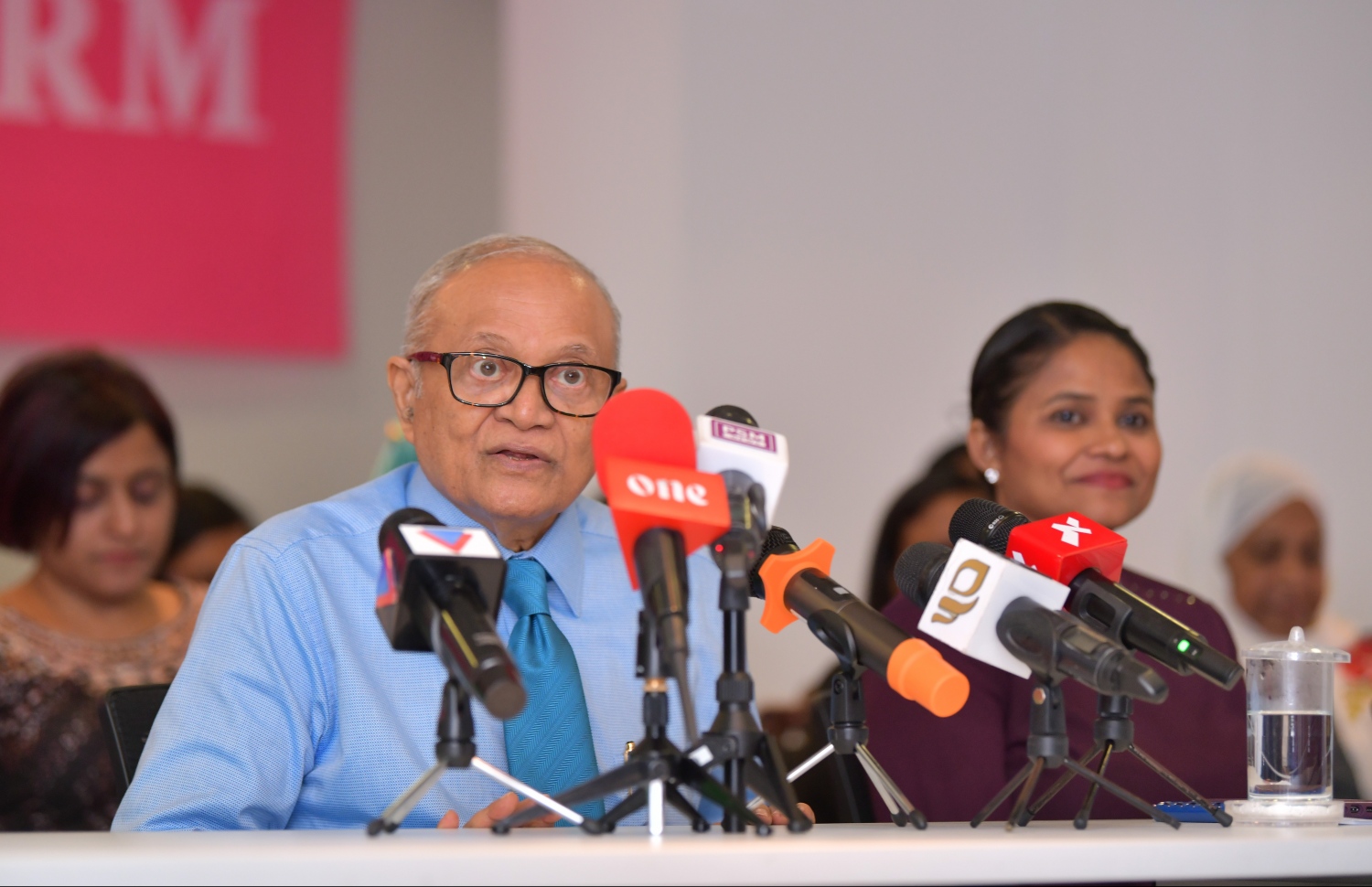 މާލެ: ޖެނުއަރީ 31، 2019- ކުރީގެ ރައީސް މައުމޫން އަބްދުލްގައްޔޫމް 'މޯލްޑިވްސް ރިފޯމް މޫވްމަންޓް' ގެ ނަމުގައި އާ ސިޔާސީ ޕާޓީއެއް އުފައްދަވާކަން އިއުލާން ކުރެއްވުމަށް ބޭއްވި ނިއުސް ބްރީފިން ގައި އެމަނިކުފާނު ވާހަކަފުޅު ދައްކަވަނީ.---ފޮޓޯ: ހުސައިން ވަހީދު/މިހާރު