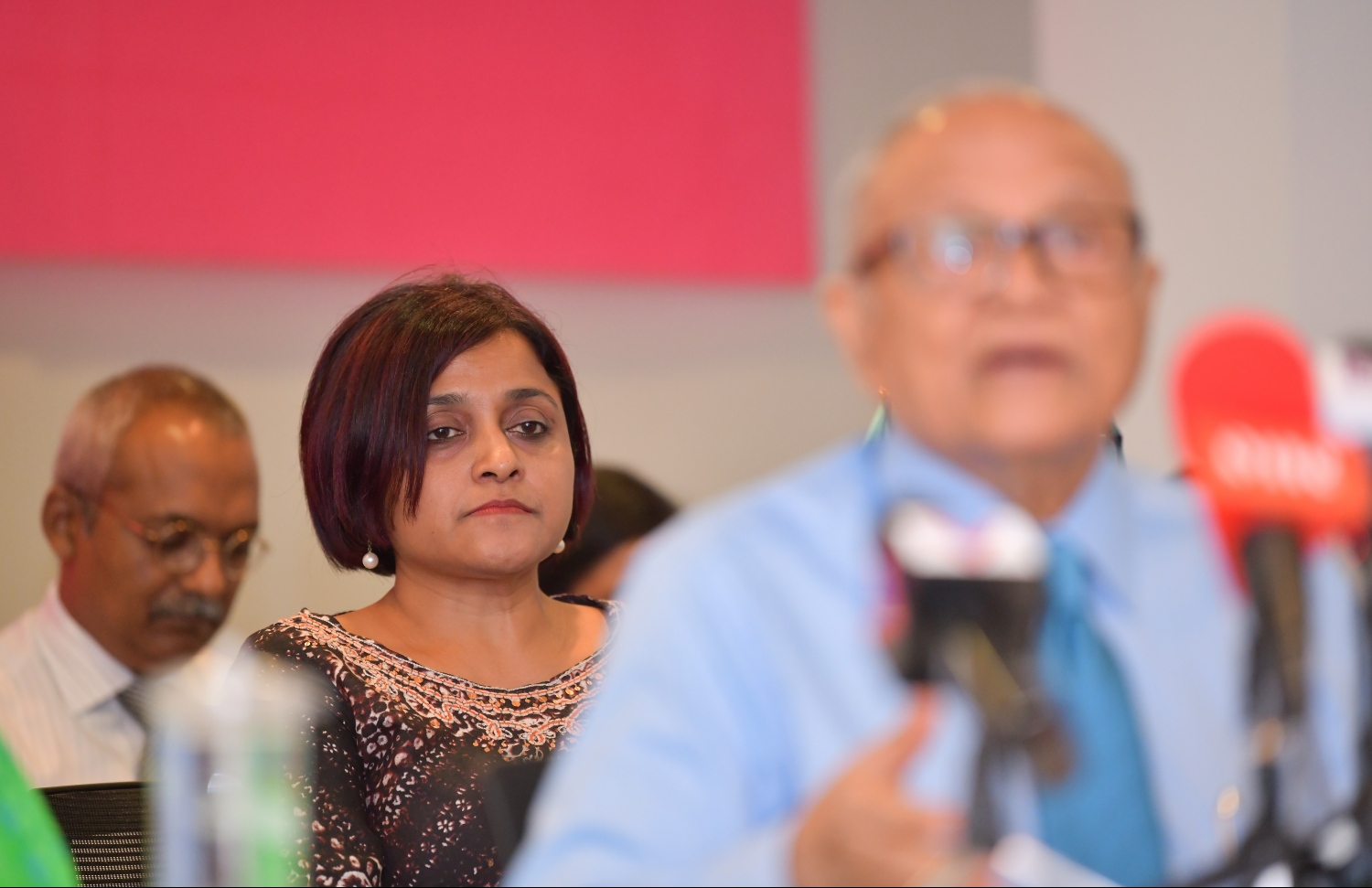 މާލެ: ޖެނުއަރީ 31، 2019- ކުރީގެ ރައީސް މައުމޫން އަބްދުލްގައްޔޫމް 'މޯލްޑިވްސް ރިފޯމް މޫވްމަންޓް' ގެ ނަމުގައި އާ ސިޔާސީ ޕާޓީއެއް އުފައްދަވާކަން އިއުލާން ކުރެއްވުމަށް ބޭއްވި ނިއުސް ބްރީފިން ގައި އެމަނިކުފާނުގެ ދަރިކަނބަލުން އަދި ކުރީގެ ފޮރިން މިނިސްޓަރު ދުންޔާ މައުމޫން ބައިވެރިވެވަޑައިގަންނަވަނީ.---ފޮޓޯ: ހުސައިން ވަހީދު/މިހާރު