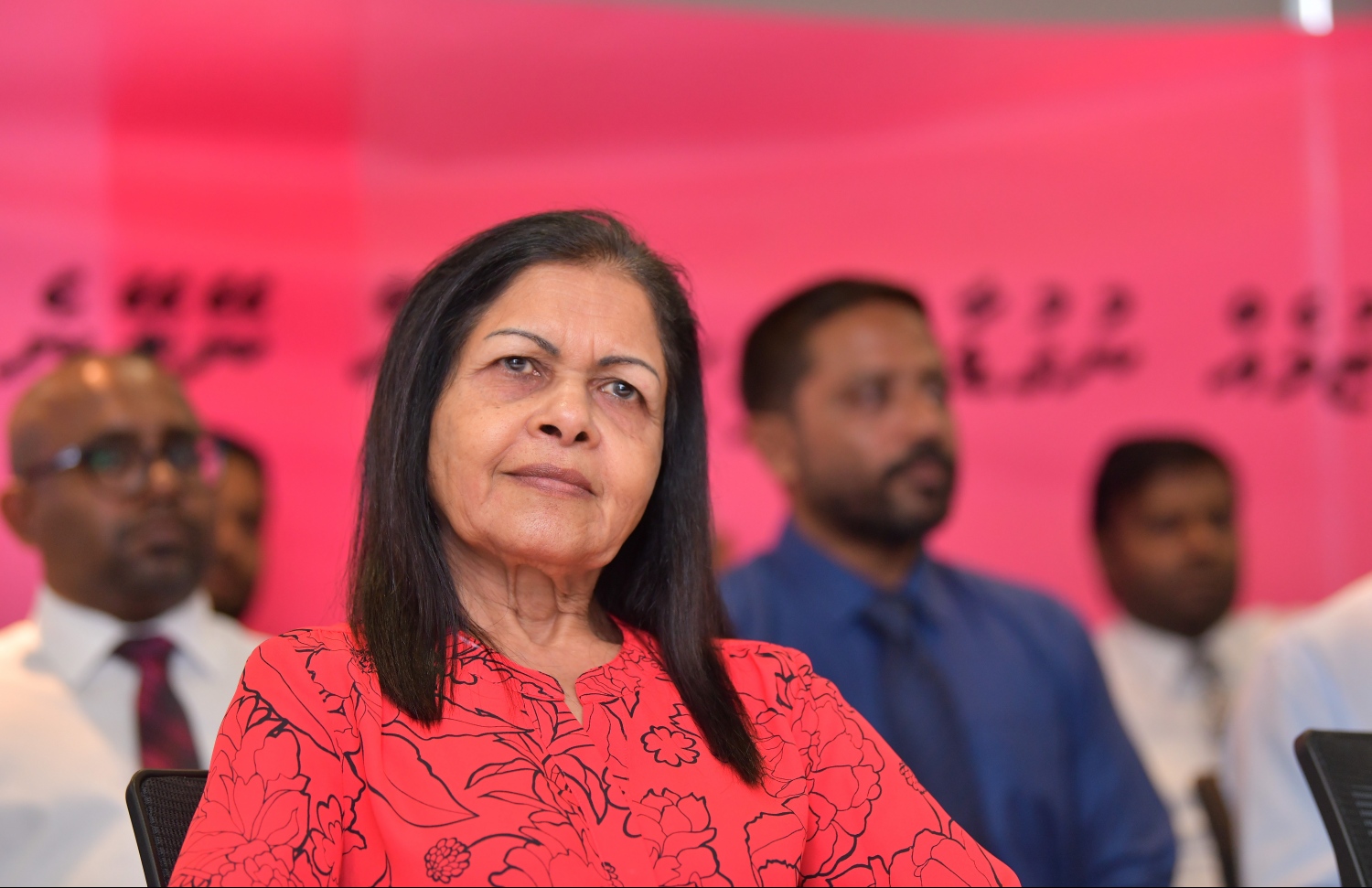 މާލެ: ޖެނުއަރީ 31، 2019- ކުރީގެ ރައީސް މައުމޫން އަބްދުލްގައްޔޫމް 'މޯލްޑިވްސް ރިފޯމް މޫވްމަންޓް' ގެ ނަމުގައި އާ ސިޔާސީ ޕާޓީއެއް އުފައްދަވާކަން އިއުލާން ކުރެއްވުމަށް ބޭއްވި ނިއުސް ބްރީފިން ގައި ކުރީގެ މިނިސްޓަރު އަނީސާ އަހުމަދު ބައިވެރިވެވަޑައިގަންނަވަނީ.---ފޮޓޯ: ހުސައިން ވަހީދު/މިހާރު