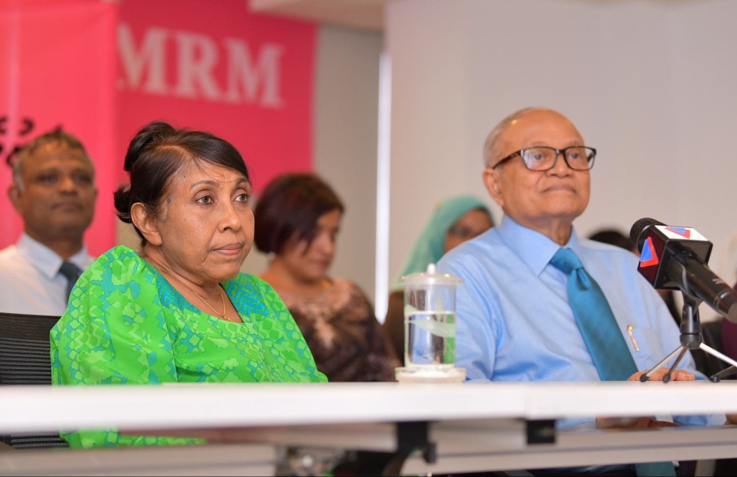 މާލެ: ޖެނުއަރީ 31، 2019- ކުރީގެ ރައީސް މައުމޫން އަބްދުލްގައްޔޫމް 'މޯލްޑިވްސް ރިފޯމް މޫވްމަންޓް' ގެ ނަމުގައި އާ ސިޔާސީ ޕާޓީއެއް އުފައްދަވާކަން އިއުލާން ކުރެއްވުމަށް ބޭއްވި ހަފުލާގައި ނޫސްވެރިއެއްގެ ސުވާލު މައުމޫން އަޑުއައްސަވާއިރު އަނބިކަނބަލުން ނަސްރީނާ އިބްރާހީމް އެމަނިކުފާނުގެ އަރިހުގައި.---ފޮޓޯ: ހުސައިން ވަހީދު/މިހާރު