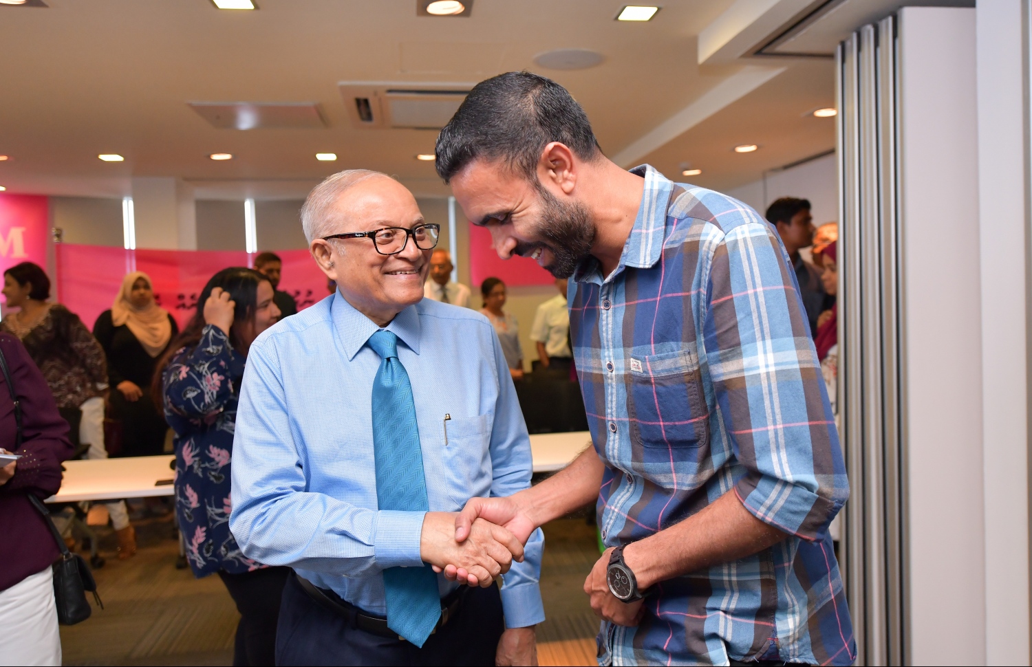 މާލެ: ޖެނުއަރީ 31، 2019- ކުރީގެ ރައީސް މައުމޫން އަބްދުލްގައްޔޫމް 'މޯލްޑިވްސް ރިފޯމް މޫވްމަންޓް' ގެ ނަމުގައި އާ ސިޔާސީ ޕާޓީއެއް އުފައްދަވާކަން އިއުލާން ކުރެއްވުމަށް ބޭއްވި ހަފުލާގެ ތެރެއިން، އެމަނިކުފާނުގެ ގާނޫނީ ވަކީލުންގެ ޓީމުގައި ހިމެނޭ ފައިސަލްއާ ސަލާމް ކުރައްވަނީ.---ފޮޓޯ: ހުސައިން ވަހީދު/މިހާރު