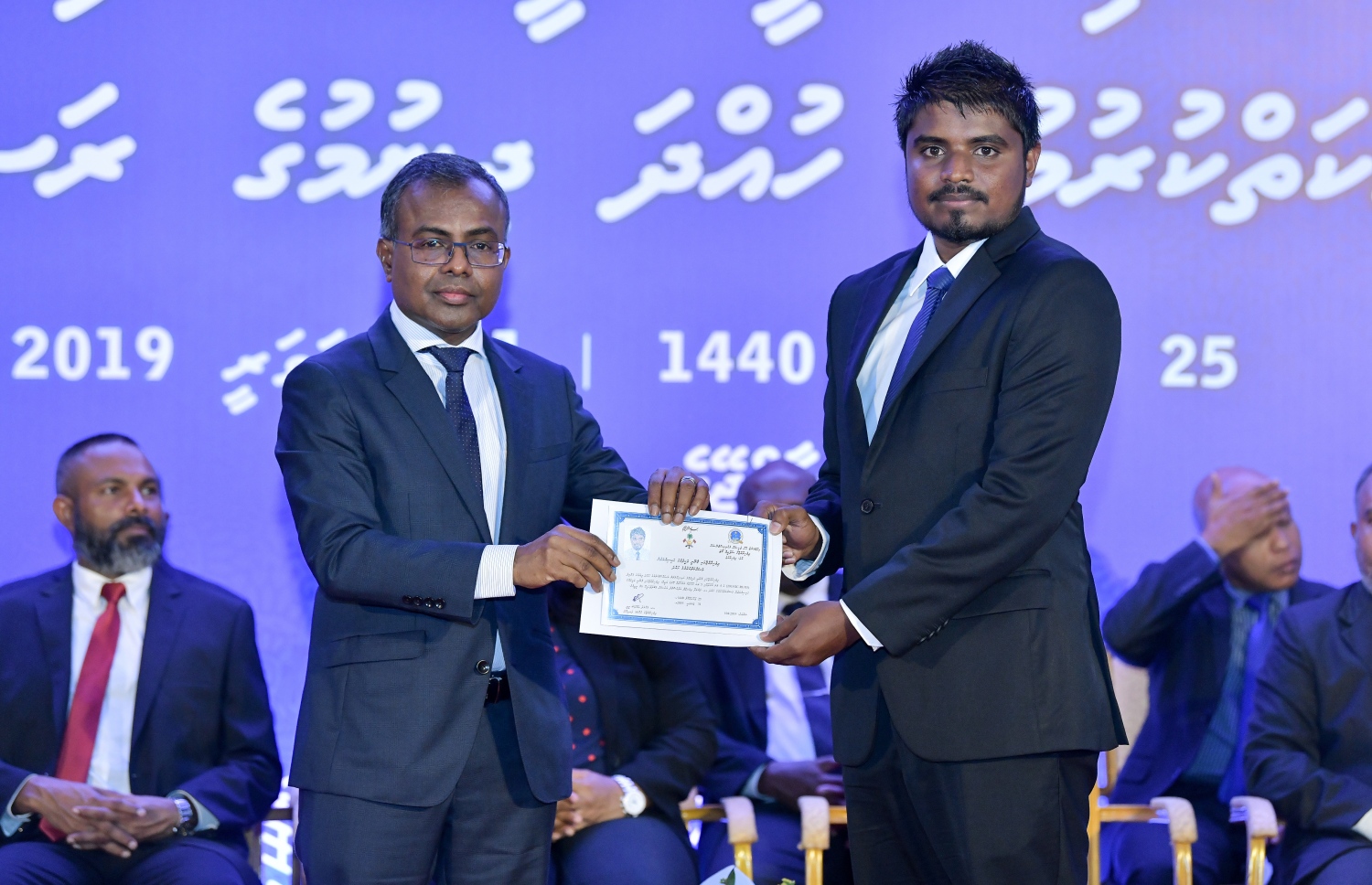މާލެ: ޖެނުއަރީ 31، 2019- ގާނޫނީ ވަކީލުކަން ކުރުމުގެ ހުއްދަ، އުއްތަމަ ފަނޑިޔާރު ޑރ. އަހުމަދު އަބްދުﷲ ދީދީ، ވަކީލަކަށް މިރޭ ދެއްވަނީ.---ފޮޓޯ: ނިޝާން އަލީ/މިހާރު