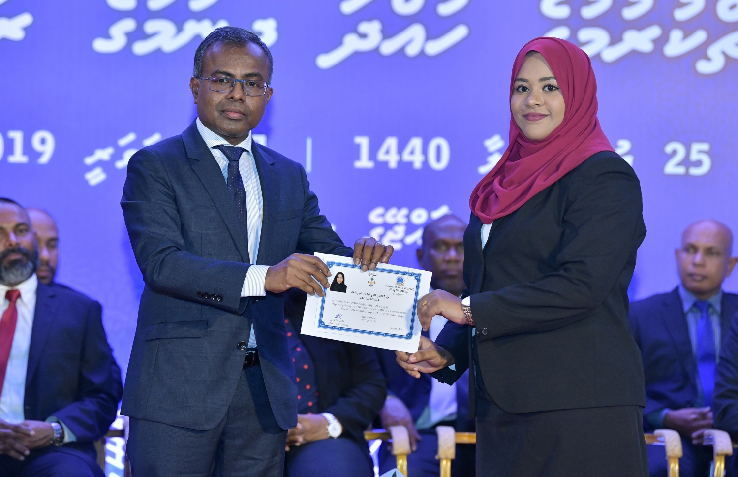 މާލެ: ޖެނުއަރީ 31، 2019- ގާނޫނީ ވަކީލުކަން ކުރުމުގެ ހުއްދަ، އުއްތަމަ ފަނޑިޔާރު ޑރ. އަހުމަދު އަބްދުﷲ ދީދީ، ވަކީލަކަށް މިރޭ ދެއްވަނީ.---ފޮޓޯ: ނިޝާން އަލީ/މިހާރު