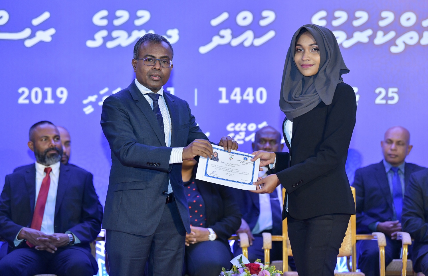 މާލެ: ޖެނުއަރީ 31، 2019- ގާނޫނީ ވަކީލުކަން ކުރުމުގެ ހުއްދަ، އުއްތަމަ ފަނޑިޔާރު ޑރ. އަހުމަދު އަބްދުﷲ ދީދީ، ވަކީލަކަށް މިރޭ ދެއްވަނީ.---ފޮޓޯ: ނިޝާން އަލީ/މިހާރު