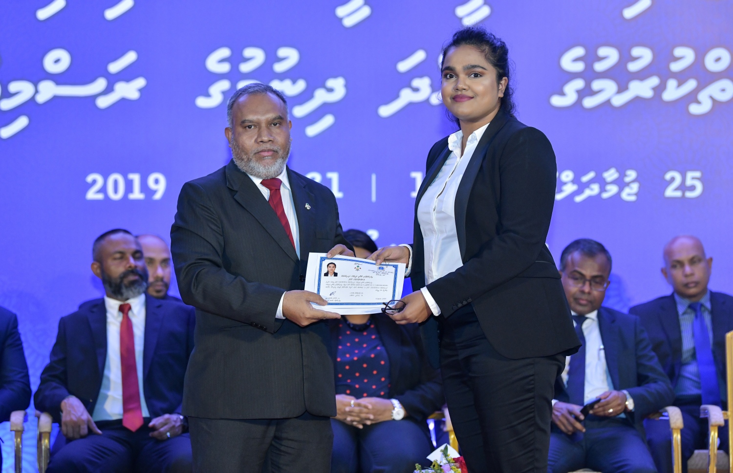 މާލެ: ޖެނުއަރީ 31، 2019- ގާނޫނީ ވަކީލުކަން ކުރުމުގެ ހުއްދަ، ސުޕްރީމް ކޯޓުގެ ފަނޑިޔާރު އަބްދުﷲ އަރީފް، ވަކީލަކަށް މިރޭ ދެއްވަނީ.---ފޮޓޯ: ނިޝާން އަލީ/މިހާރު