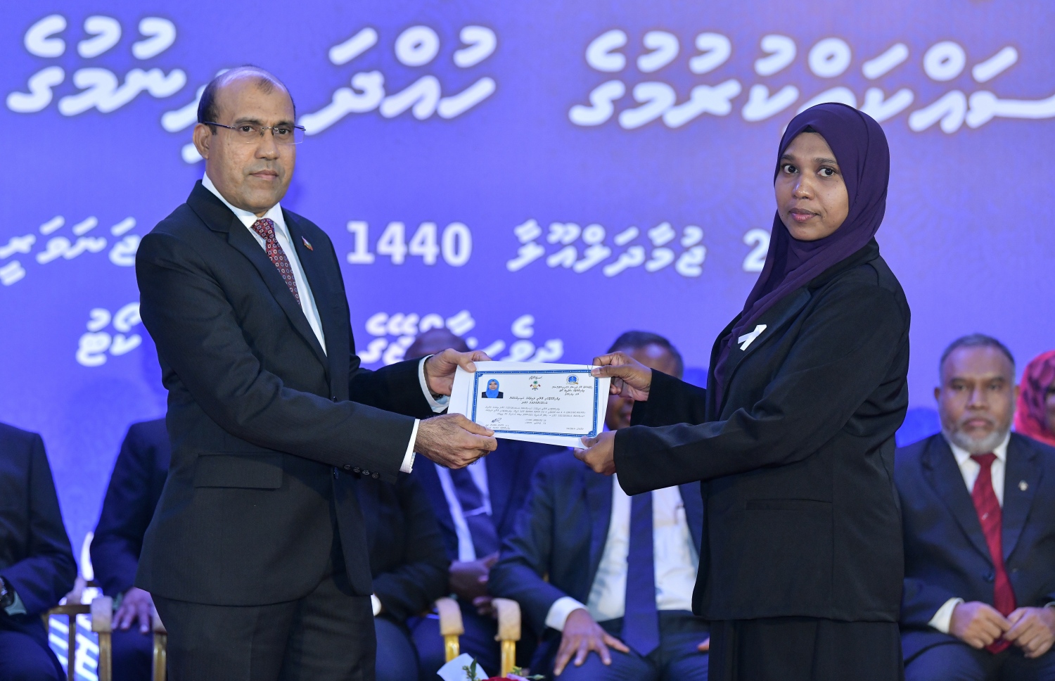 މާލެ: ޖެނުއަރީ 31، 2019- ގާނޫނީ ވަކީލުކަން ކުރުމުގެ ހުއްދަ، ސުޕްރީމް ކޯޓުގެ ފަނޑިޔާރު އާދަމް މުހައްމަދު އަބްދުﷲ، ވަކީލަކަށް މިރޭ ދެއްވަނީ.---ފޮޓޯ: ނިޝާން އަލީ/މިހާރު