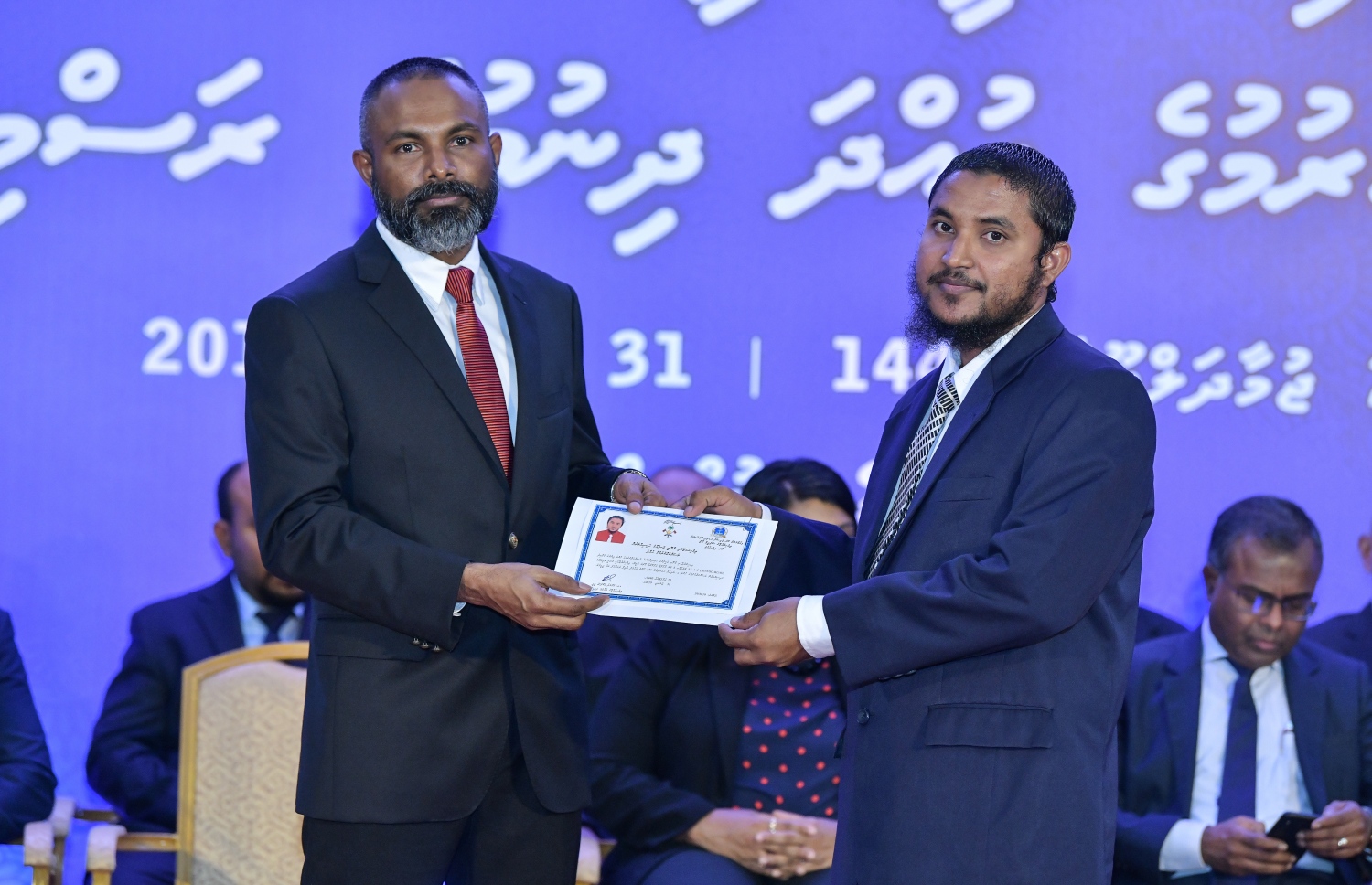 މާލެ: ޖެނުއަރީ 31، 2019- ގާނޫނީ ވަކީލުކަން ކުރުމުގެ ހުއްދަ، ސުޕްރީމް ކޯޓުގެ ފަނޑިޔާރު އަބްދުﷲ ދީދީ، ވަކީލަކަށް މިރޭ ދެއްވަނީ.---ފޮޓޯ: ނިޝާން އަލީ/މިހާރު