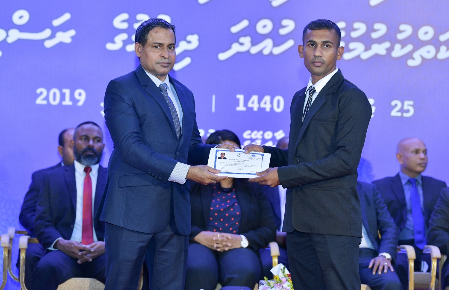 މާލެ: ޖެނުއަރީ 31، 2019- ގާނޫނީ ވަކީލުކަން ކުރުމުގެ ހުއްދަ، ސުޕްރީމް ކޯޓުގެ ފަނޑިޔާރު އަބްދުލް ޣަނީ މުހައްމަދު، ވަކީލަކަށް މިރޭ ދެއްވަނީ.---ފޮޓޯ: ނިޝާން އަލީ/މިހާރު