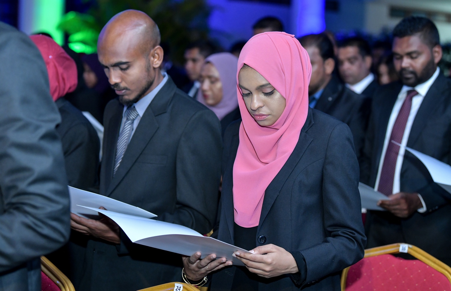 މާލެ: ޖެނުއަރީ 31، 2019- ގާނޫނީ ވަކީލުކަން އަލަށް ކިޔެވި މީހުން، އެ މަސްއޫލިއްޔަތު އަދާކުރުމުގެ ހުވާ ކުރަނީ.---ފޮޓޯ: ނިޝާން އަލީ/މިހާރު