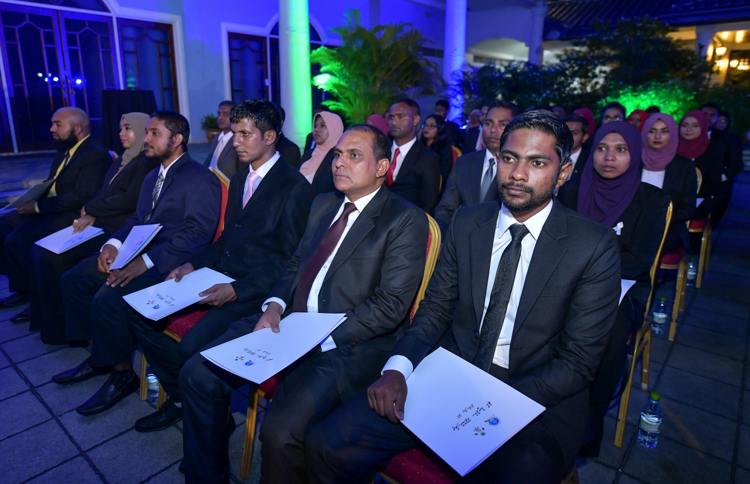 މާލެ: ޖެނުއަރީ 31، 2019- ގާނޫނީ ވަކީލުކަން ކުރުމުގެ ހުއްދަ އަލަށް ދިން މީހުން، ހުވާގެ ލިޔުމާ އެކު، އިށީނދެގެން.---ފޮޓޯ: ނިޝާން އަލީ/މިހާރު