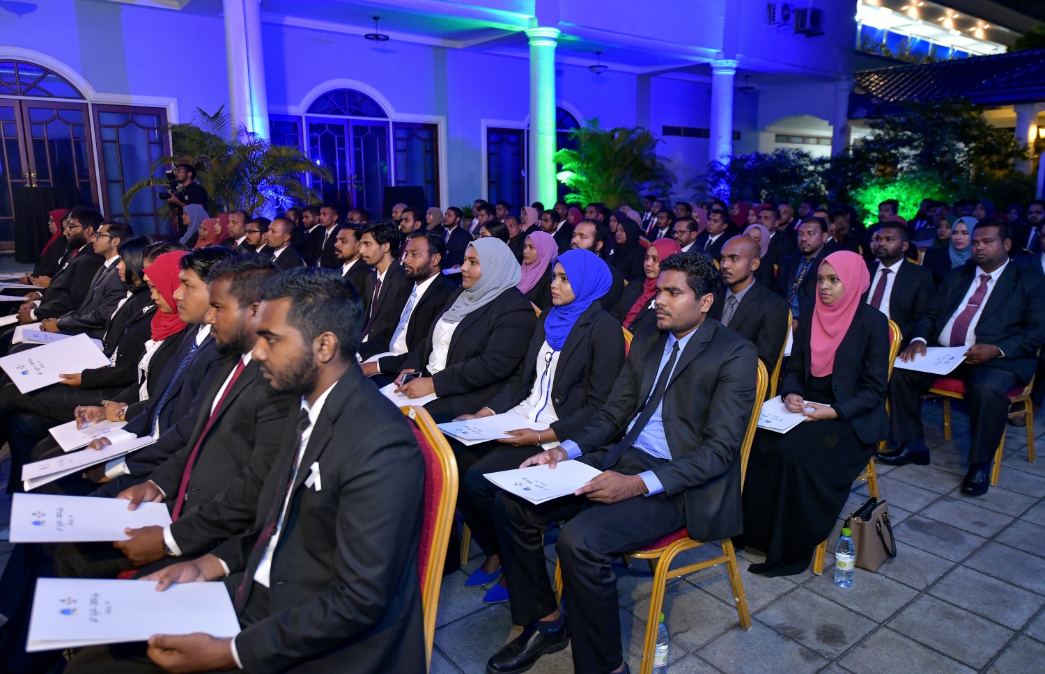 މާލެ: ޖެނުއަރީ 31، 2019- ގާނޫނީ ވަކީލުކަން ކުރުމުގެ ހުއްދަ އަލަށް ދިން މީހުން، ހުވާގެ ލިޔުމާ އެކު، އިށީނދެގެން.---ފޮޓޯ: ނިޝާން އަލީ/މިހާރު