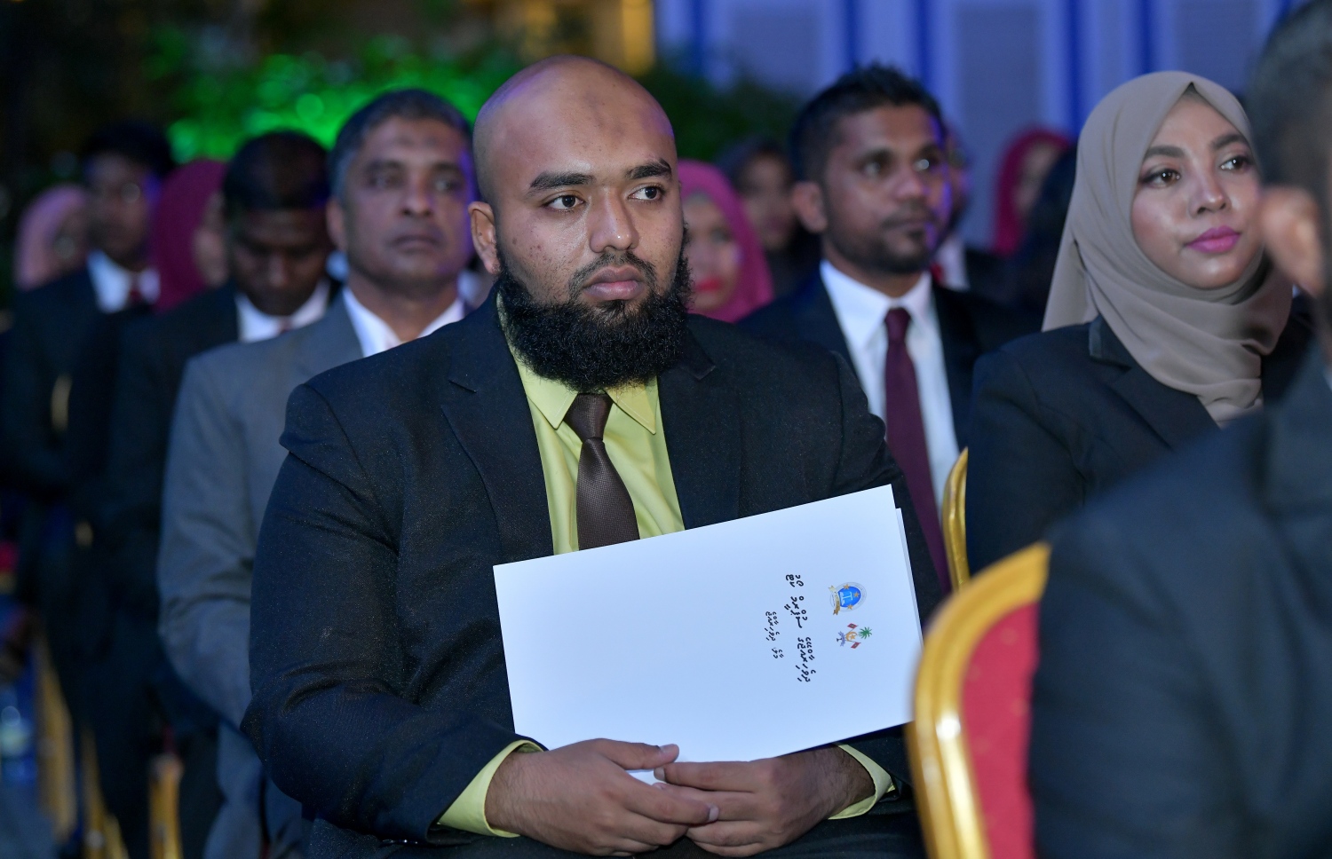 މާލެ: ޖެނުއަރީ 31، 2019- ގާނޫނީ ވަކީލުކަން ކިޔެވި މީހުންނަށް އެކަމުގެ ހުއްދަ ދިނުމަށް ބޭއްވި ރަސްމިއްޔާތުގެ ތެރެއިން، އަލަށް ގާނޫނީ ވަކީލަކަށް ވި މީހަކު އެކަމުގެ ހުއްދަ ހިފައިގެން.---ފޮޓޯ: ނިޝާން އަލީ/މިހާރު