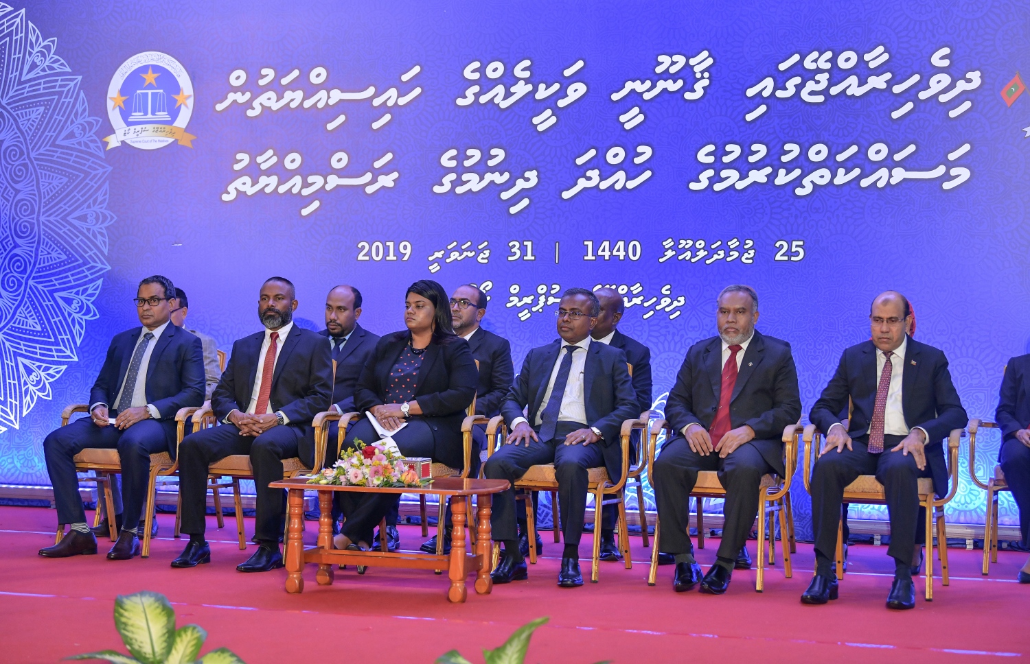 މާލެ: ޖެނުއަރީ 31، 2019- ގާނޫނީ ވަކީލުންތަކެއް ހުވާކުރުމަށް ބޭއްވި ރަސްމިއްޔާތުގެ ޝަރަފުވެރި މެހުމާން ޕްރޮސިކިއުޓާ ޖެނެރަލް އާއިޝަތު ބިޝާމާއި އުއްތަމަ ފަނޑިޔާރު ޑރ. އަހުމަދު އަބްދުﷲ ދީދީ އަދި ސުޕްރީމް ކޯޓުގެ ފަނޑިޔާރުން ބައިވެރިވެވަޑައިގަންނަވަނީ.---ފޮޓޯ: ނިޝާން އަލީ/މިހާރު