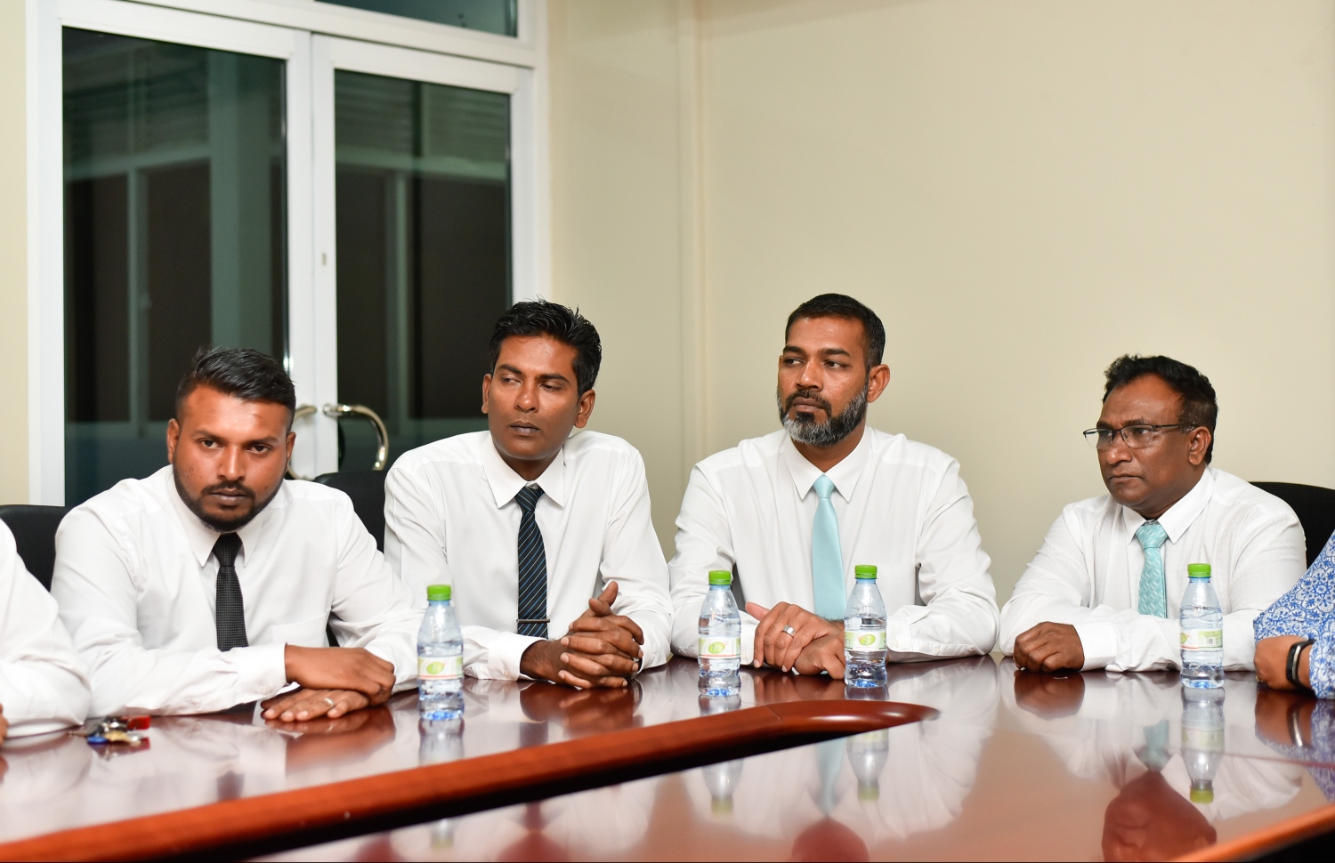 އިލެކްޝަންސް ކޮމިޝަންގެ ދަފްތަރުގައި ކޮންގްރެސް ޕާޓީ ހިމަނައި، އެ ޕާޓީއާ ރަޖިސްޓަރީ ހަވާލުކުރުމަށް އެ ކޮމިޝަންގައި މިރޭ ބޭއްވި ރަސްމިއްޔާތުގައި ކޮންގްރެސް ޕާޓީގެ ބައެއް އިސްބޭފުޅުން ބައިވެރިވެވަޑައިގަންނަވަނީ.---ފޮޓޯ: ހުސައިން ވަހީދު/މިހާރު